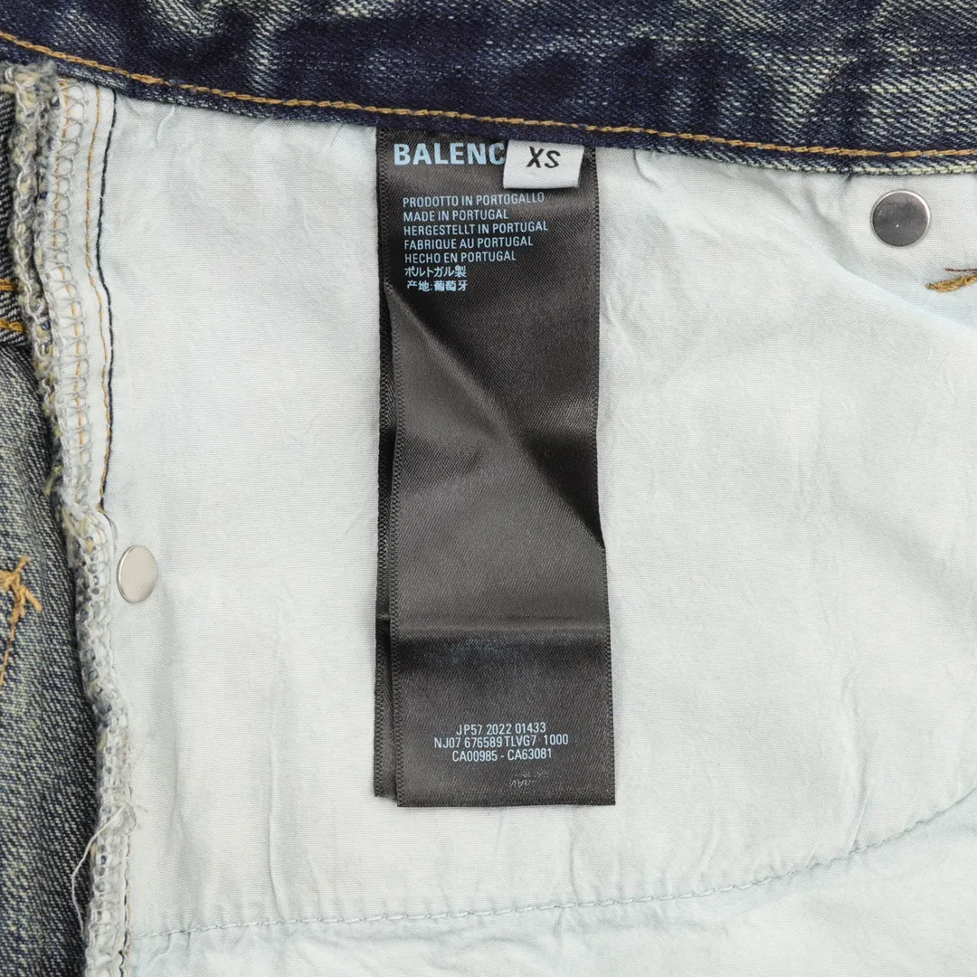 🅿️540 Balenciaga/Balenciaga blue washed orange flared jeans, custom-made pure cotton bamboo strip denim fabric, thick texture, anti-wrinkle, shrinkage and deformation, micro-flare version of the trouser legs make you slimmer and taller, heavy washing shows an orange retro color, the surface bamboo texture is more three-dimensional and prominent, and the trousers are made of 100-gauge cotton padding. It is more comfortable to wear next to the body. Customized 1:1 waistband main and sub-labels, customized 1:1 Paris logo bronze buttons and rivet zippers, micro-horn version Size: XS-L