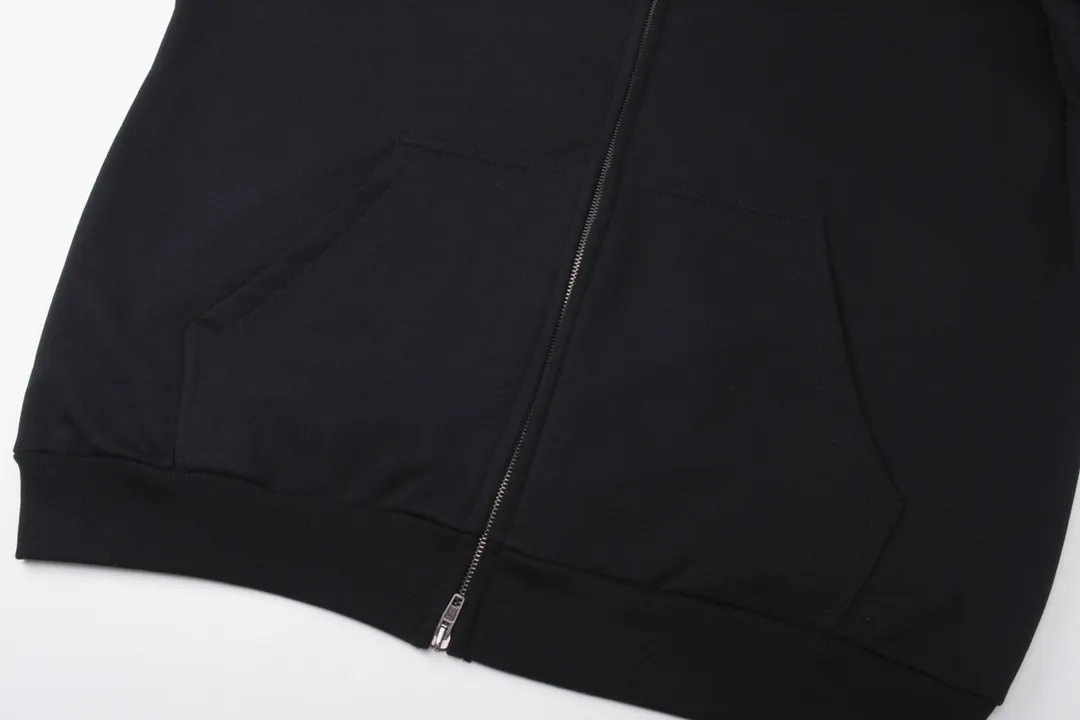 🅿️336 detailed pictures [Top version. Official website quality] BALENCI*GA/Paris BALENCI*GA#2024 latest model, large reverse letter LOGO icon embroidered cardigan zipper hooded sweatshirt. Brick cabinet synchronization. Genuine products are developed and developed in the first time. Welcome to compare! The fabric is made of Paris ZP custom-woven and dyed cotton double-yarn large parka. The weight is 450 grams. The cloth surface is clean. The cloth pattern is clear. It is soft and comfortable. It has good color fastness and is not easy to change color. The threads are woven and dyed with no color difference. The embroidery is done using an imported Tajima embroidery machine, with a three-dimensional effect and clear lines. There are no burrs and miscellaneous threads, and the embroidery is of ultra-high craftsmanship. The version adopts OS loose shoulder design. Same style for men and women. Code: BL238078 Color: Black Size: XS S M L