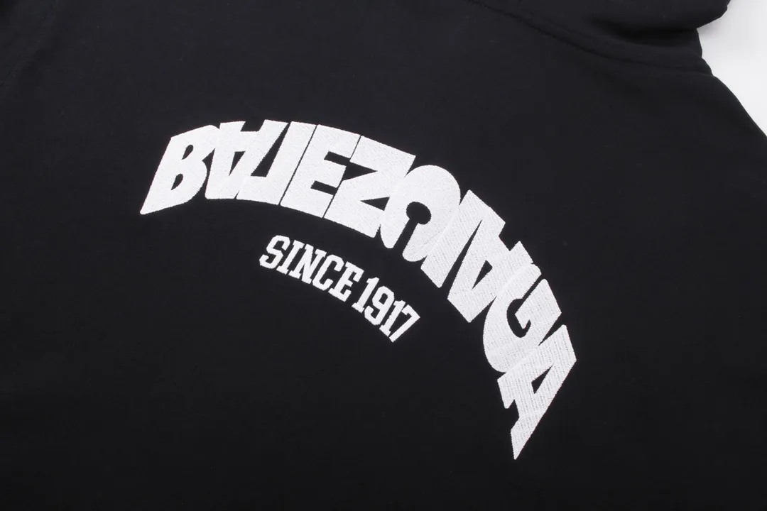 🅿️336 detailed pictures [Top version. Official website quality] BALENCI*GA/Paris BALENCI*GA#2024 latest model, large reverse letter LOGO icon embroidered cardigan zipper hooded sweatshirt. Brick cabinet synchronization. Genuine products are developed and developed in the first time. Welcome to compare! The fabric is made of Paris ZP custom-woven and dyed cotton double-yarn large parka. The weight is 450 grams. The cloth surface is clean. The cloth pattern is clear. It is soft and comfortable. It has good color fastness and is not easy to change color. The threads are woven and dyed with no color difference. The embroidery is done using an imported Tajima embroidery machine, with a three-dimensional effect and clear lines. There are no burrs and miscellaneous threads, and the embroidery is of ultra-high craftsmanship. The version adopts OS loose shoulder design. Same style for men and women. Code: BL238078 Color: Black Size: XS S M L