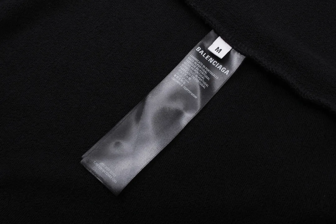 🅿️336 detailed pictures [Top version. Official website quality] BALENCI*GA/Paris BALENCI*GA#2024 latest model, large reverse letter LOGO icon embroidered cardigan zipper hooded sweatshirt. Brick cabinet synchronization. Genuine products are developed and developed in the first time. Welcome to compare! The fabric is made of Paris ZP custom-woven and dyed cotton double-yarn large parka. The weight is 450 grams. The cloth surface is clean. The cloth pattern is clear. It is soft and comfortable. It has good color fastness and is not easy to change color. The threads are woven and dyed with no color difference. The embroidery is done using an imported Tajima embroidery machine, with a three-dimensional effect and clear lines. There are no burrs and miscellaneous threads, and the embroidery is of ultra-high craftsmanship. The version adopts OS loose shoulder design. Same style for men and women. Code: BL238078 Color: Black Size: XS S M L