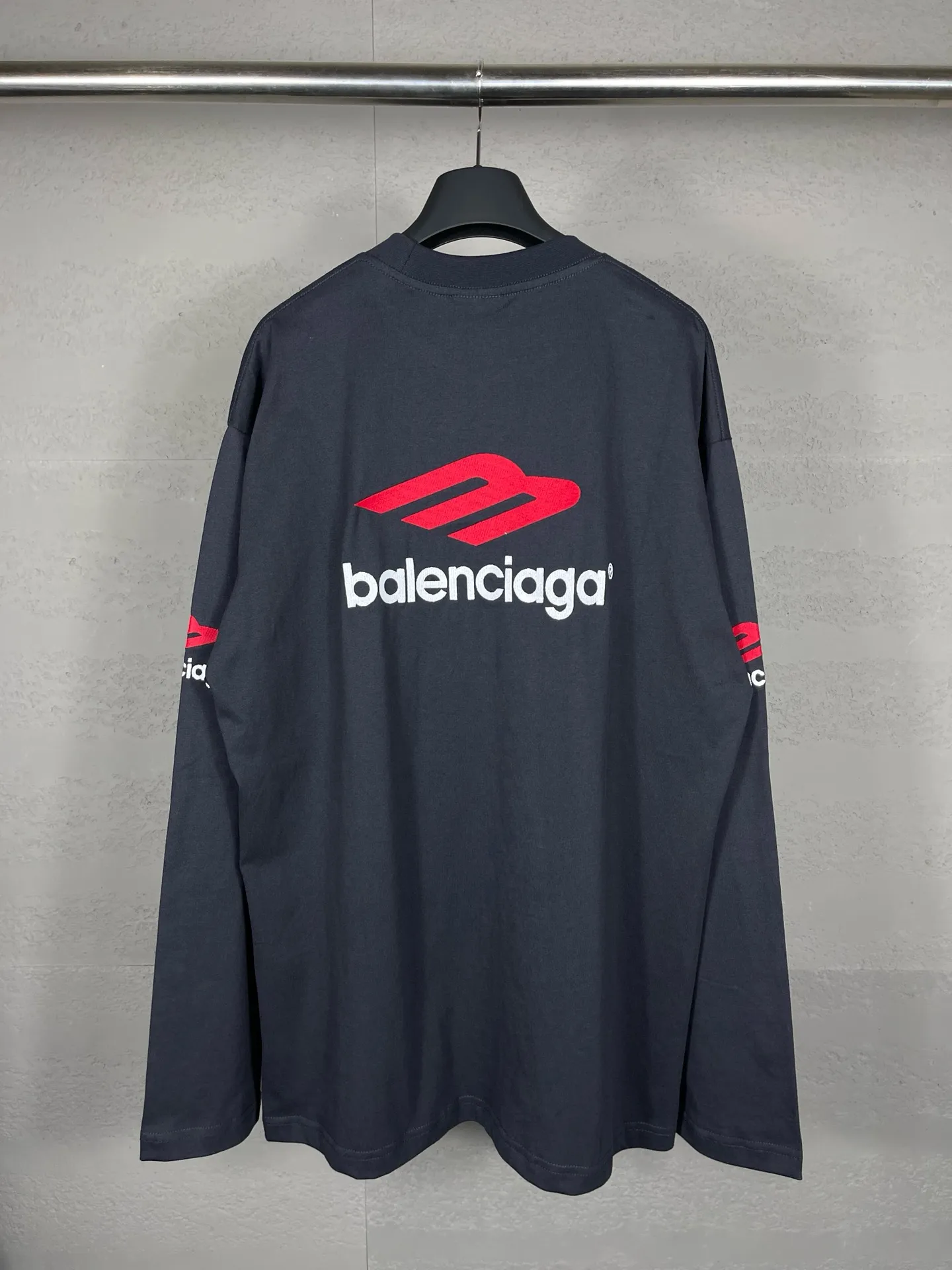 🅿️220 real photos [Top version. Official website quality] BALENCI*GA/Paris BALENCI*GA#2024 latest model, big LOGO icon. Front and back. Embroidered long-sleeved T-shirt on left and right sleeves. Brick cabinet synchronization. Genuine products are developed and developed in the first time. Welcome to compare! The fabric is made of Paris ZP custom-woven and dyed 100% cotton double-yarn compact cotton. The weight is 260 grams. The cloth surface is clean. The cloth pattern is clear. It is soft and comfortable. It has good color fastness and is not easy to change color. The threads are woven and dyed with no color difference. The embroidery is done using imported Tajima embroidery machines. Super 15W needle and thread, three-dimensional effect, clear lines. No burrs and miscellaneous threads, ultra-high craftsmanship embroidery. The version adopts OS loose shoulder design. Same style for men and women. Code: BL225002 Color: dark gray blue, white Size: XS S M L