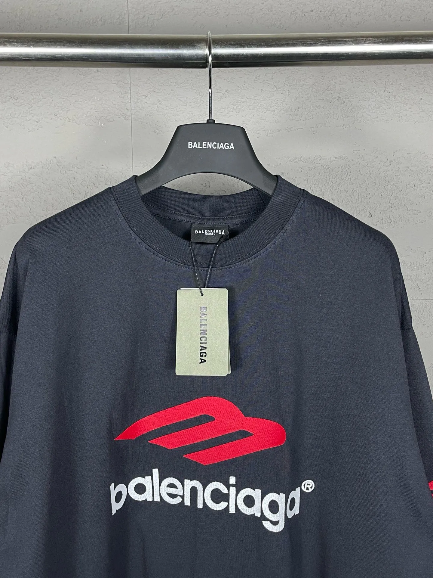 🅿️220 real photos [Top version. Official website quality] BALENCI*GA/Paris BALENCI*GA#2024 latest model, big LOGO icon. Front and back. Embroidered long-sleeved T-shirt on left and right sleeves. Brick cabinet synchronization. Genuine products are developed and developed in the first time. Welcome to compare! The fabric is made of Paris ZP custom-woven and dyed 100% cotton double-yarn compact cotton. The weight is 260 grams. The cloth surface is clean. The cloth pattern is clear. It is soft and comfortable. It has good color fastness and is not easy to change color. The threads are woven and dyed with no color difference. The embroidery is done using imported Tajima embroidery machines. Super 15W needle and thread, three-dimensional effect, clear lines. No burrs and miscellaneous threads, ultra-high craftsmanship embroidery. The version adopts OS loose shoulder design. Same style for men and women. Code: BL225002 Color: dark gray blue, white Size: XS S M L