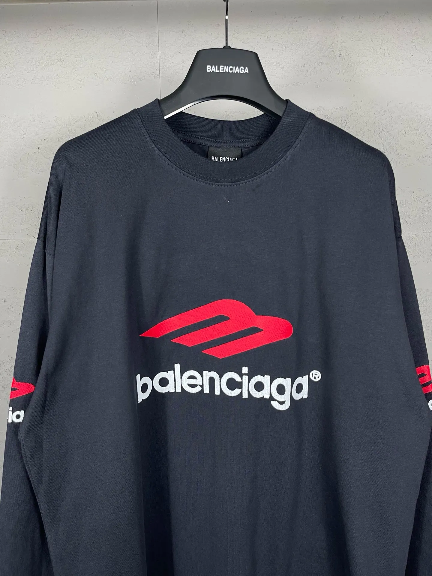 🅿️220 real photos [Top version. Official website quality] BALENCI*GA/Paris BALENCI*GA#2024 latest model, big LOGO icon. Front and back. Embroidered long-sleeved T-shirt on left and right sleeves. Brick cabinet synchronization. Genuine products are developed and developed in the first time. Welcome to compare! The fabric is made of Paris ZP custom-woven and dyed 100% cotton double-yarn compact cotton. The weight is 260 grams. The cloth surface is clean. The cloth pattern is clear. It is soft and comfortable. It has good color fastness and is not easy to change color. The threads are woven and dyed with no color difference. The embroidery is done using imported Tajima embroidery machines. Super 15W needle and thread, three-dimensional effect, clear lines. No burrs and miscellaneous threads, ultra-high craftsmanship embroidery. The version adopts OS loose shoulder design. Same style for men and women. Code: BL225002 Color: dark gray blue, white Size: XS S M L