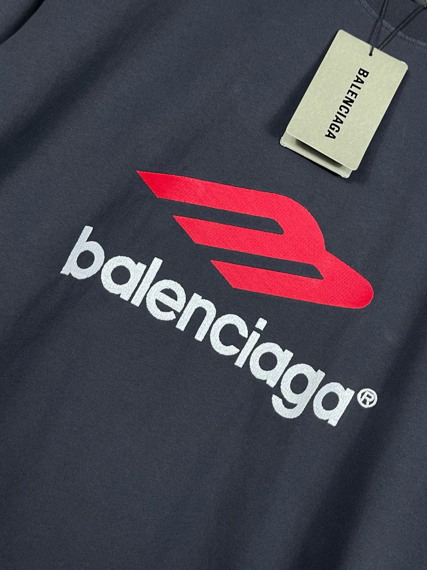 🅿️220 real photos [Top version. Official website quality] BALENCI*GA/Paris BALENCI*GA#2024 latest model, big LOGO icon. Front and back. Embroidered long-sleeved T-shirt on left and right sleeves. Brick cabinet synchronization. Genuine products are developed and developed in the first time. Welcome to compare! The fabric is made of Paris ZP custom-woven and dyed 100% cotton double-yarn compact cotton. The weight is 260 grams. The cloth surface is clean. The cloth pattern is clear. It is soft and comfortable. It has good color fastness and is not easy to change color. The threads are woven and dyed with no color difference. The embroidery is done using imported Tajima embroidery machines. Super 15W needle and thread, three-dimensional effect, clear lines. No burrs and miscellaneous threads, ultra-high craftsmanship embroidery. The version adopts OS loose shoulder design. Same style for men and women. Code: BL225002 Color: dark gray blue, white Size: XS S M L