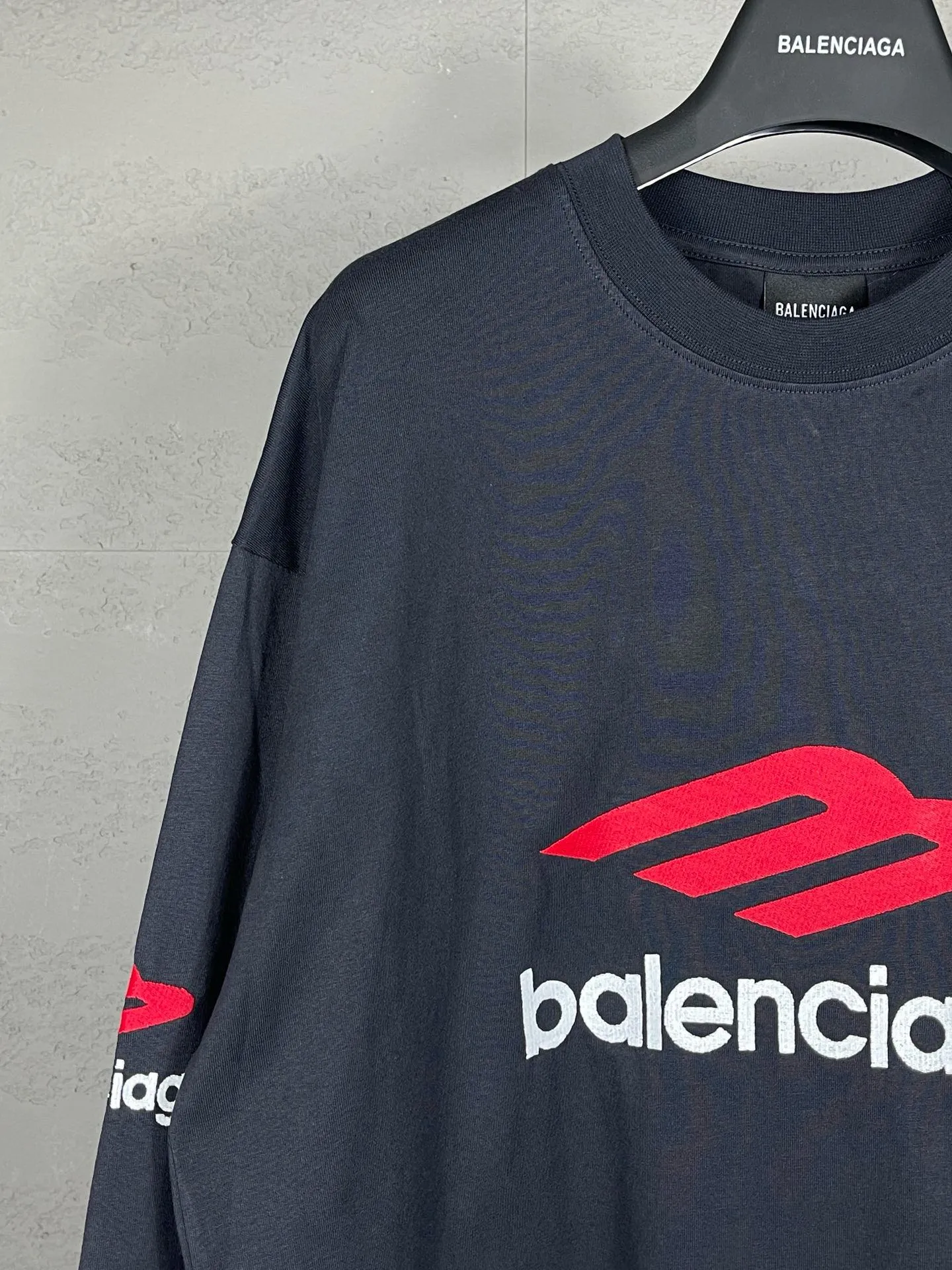 🅿️220 real photos [Top version. Official website quality] BALENCI*GA/Paris BALENCI*GA#2024 latest model, big LOGO icon. Front and back. Embroidered long-sleeved T-shirt on left and right sleeves. Brick cabinet synchronization. Genuine products are developed and developed in the first time. Welcome to compare! The fabric is made of Paris ZP custom-woven and dyed 100% cotton double-yarn compact cotton. The weight is 260 grams. The cloth surface is clean. The cloth pattern is clear. It is soft and comfortable. It has good color fastness and is not easy to change color. The threads are woven and dyed with no color difference. The embroidery is done using imported Tajima embroidery machines. Super 15W needle and thread, three-dimensional effect, clear lines. No burrs and miscellaneous threads, ultra-high craftsmanship embroidery. The version adopts OS loose shoulder design. Same style for men and women. Code: BL225002 Color: dark gray blue, white Size: XS S M L