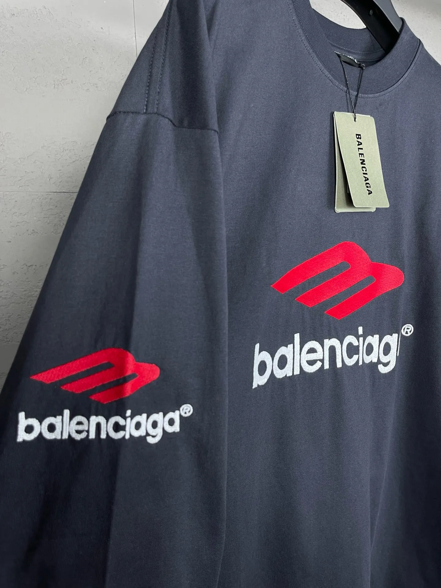 🅿️220 real photos [Top version. Official website quality] BALENCI*GA/Paris BALENCI*GA#2024 latest model, big LOGO icon. Front and back. Embroidered long-sleeved T-shirt on left and right sleeves. Brick cabinet synchronization. Genuine products are developed and developed in the first time. Welcome to compare! The fabric is made of Paris ZP custom-woven and dyed 100% cotton double-yarn compact cotton. The weight is 260 grams. The cloth surface is clean. The cloth pattern is clear. It is soft and comfortable. It has good color fastness and is not easy to change color. The threads are woven and dyed with no color difference. The embroidery is done using imported Tajima embroidery machines. Super 15W needle and thread, three-dimensional effect, clear lines. No burrs and miscellaneous threads, ultra-high craftsmanship embroidery. The version adopts OS loose shoulder design. Same style for men and women. Code: BL225002 Color: dark gray blue, white Size: XS S M L