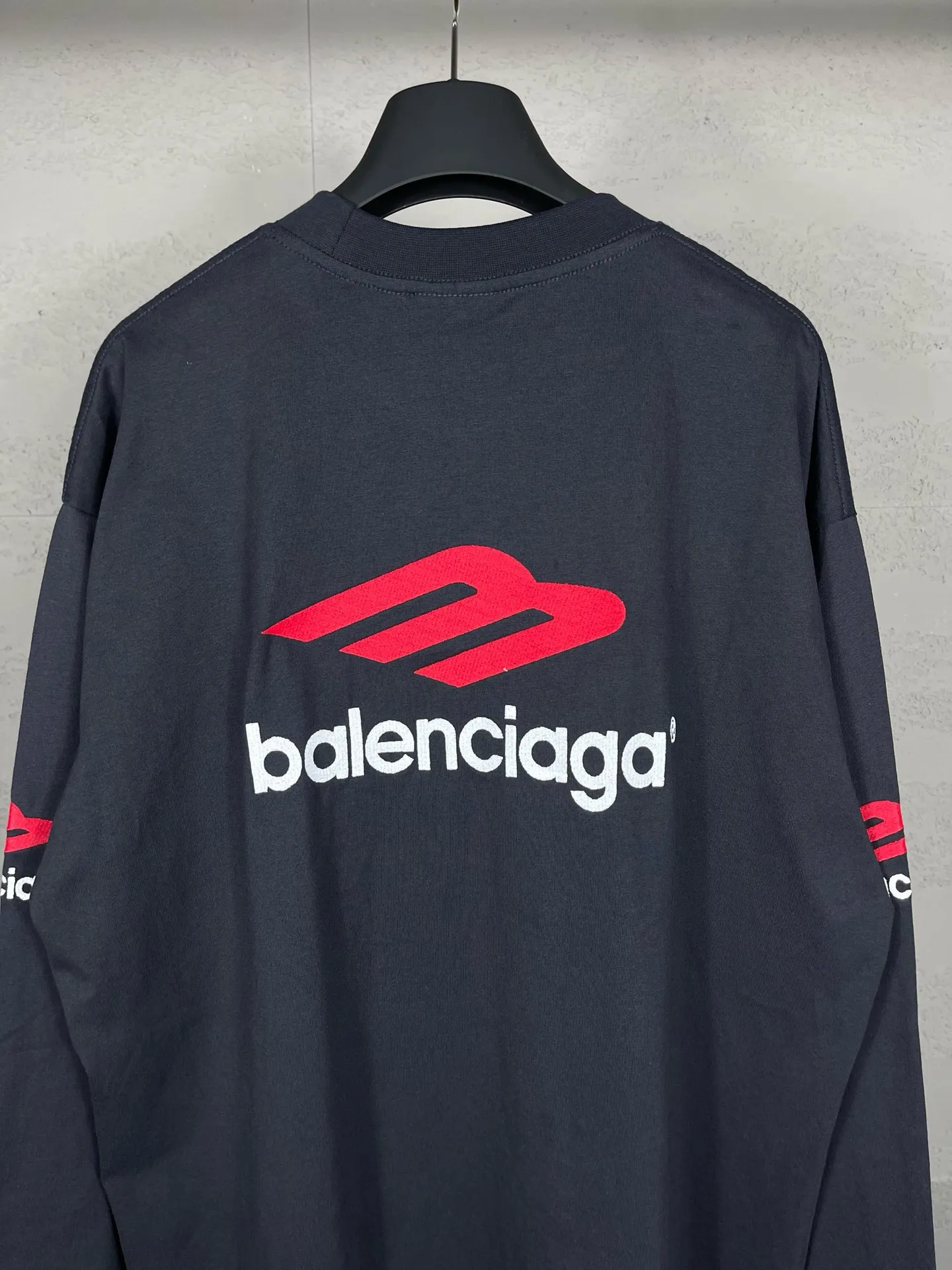 🅿️220 real photos [Top version. Official website quality] BALENCI*GA/Paris BALENCI*GA#2024 latest model, big LOGO icon. Front and back. Embroidered long-sleeved T-shirt on left and right sleeves. Brick cabinet synchronization. Genuine products are developed and developed in the first time. Welcome to compare! The fabric is made of Paris ZP custom-woven and dyed 100% cotton double-yarn compact cotton. The weight is 260 grams. The cloth surface is clean. The cloth pattern is clear. It is soft and comfortable. It has good color fastness and is not easy to change color. The threads are woven and dyed with no color difference. The embroidery is done using imported Tajima embroidery machines. Super 15W needle and thread, three-dimensional effect, clear lines. No burrs and miscellaneous threads, ultra-high craftsmanship embroidery. The version adopts OS loose shoulder design. Same style for men and women. Code: BL225002 Color: dark gray blue, white Size: XS S M L