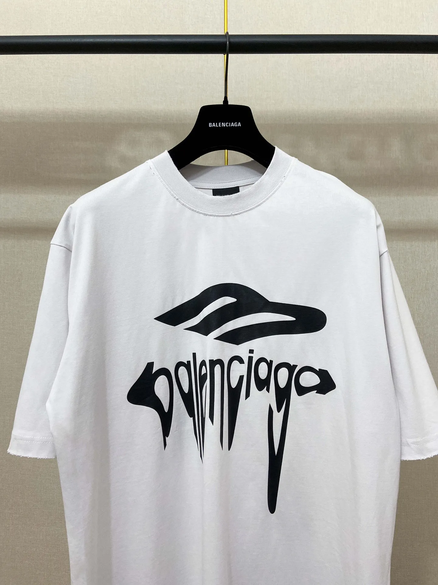 🅿️180 9186# Real photos Top version [[BALENCIA*GA] official website quality Paris new 3M artistic letter LOGO printed short-sleeved T-shirt OS version Loose dropped shoulders Unisex style Fabric: 260g 100% pure cotton double yarn Process: Front printing Garment wash Frayed Distressed Styling Solid color Color: Washed black off-white Size: XS S M L