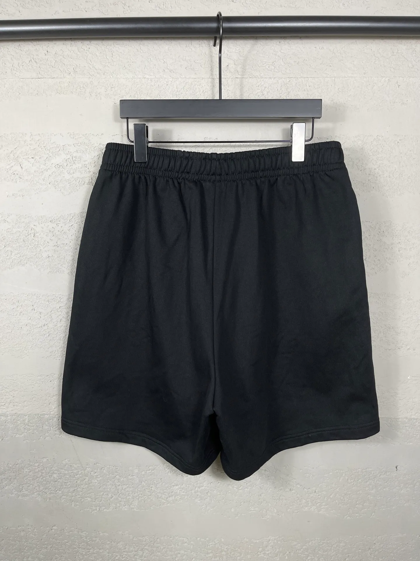 🅿️210 real photos [Top version. Official website quality] BALENCI*GA/Paris. 2025 new model. Paris' new basketball series LOGO embroidered shorts. Synchronized with brick cabinets. Developed authentic products at the first time, please print and compare! The fabric is made of Paris ZP custom-woven and dyed 100% cotton terry sweatshirt. The weight is 460 grams. The cloth surface is clean. The cloth pattern is clear and the hand feels soft and comfortable. The embroidery uses an imported Tajima embroidery machine. The letters are clear and the effect is three-dimensional. The version adopts a loose version. Same style for men and women. Code: BL257027 Color: black, white, purple Size: XS S M L
