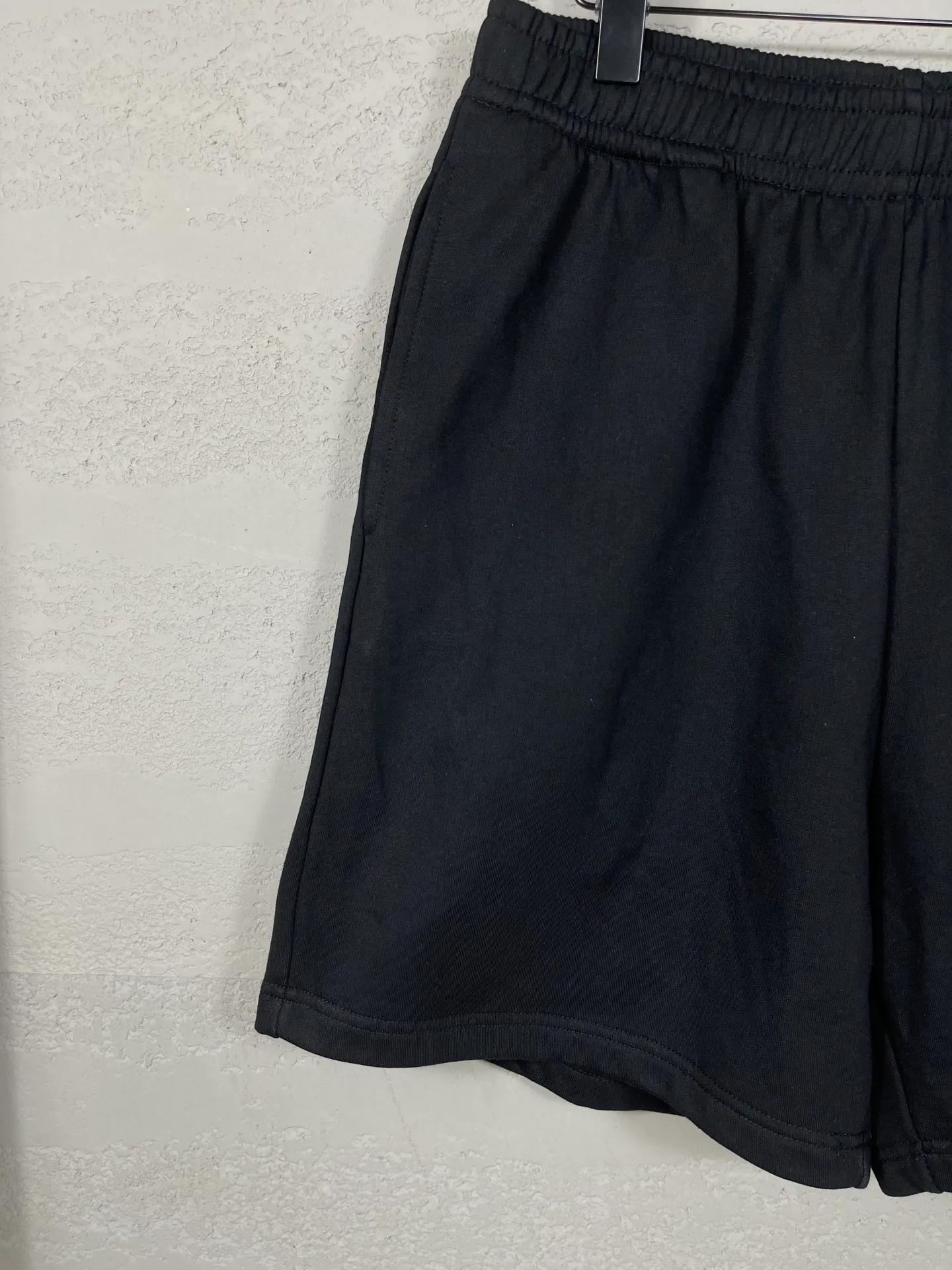 🅿️210 real photos [Top version. Official website quality] BALENCI*GA/Paris. 2025 new model. Paris' new basketball series LOGO embroidered shorts. Synchronized with brick cabinets. Developed authentic products at the first time, please print and compare! The fabric is made of Paris ZP custom-woven and dyed 100% cotton terry sweatshirt. The weight is 460 grams. The cloth surface is clean. The cloth pattern is clear and the hand feels soft and comfortable. The embroidery uses an imported Tajima embroidery machine. The letters are clear and the effect is three-dimensional. The version adopts a loose version. Same style for men and women. Code: BL257027 Color: black, white, purple Size: XS S M L