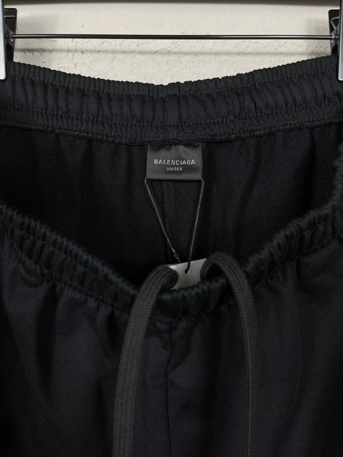 🅿️210 real photos [Top version. Official website quality] BALENCI*GA/Paris. 2025 new model. Paris' new basketball series LOGO embroidered shorts. Synchronized with brick cabinets. Developed authentic products at the first time, please print and compare! The fabric is made of Paris ZP custom-woven and dyed 100% cotton terry sweatshirt. The weight is 460 grams. The cloth surface is clean. The cloth pattern is clear and the hand feels soft and comfortable. The embroidery uses an imported Tajima embroidery machine. The letters are clear and the effect is three-dimensional. The version adopts a loose version. Same style for men and women. Code: BL257027 Color: black, white, purple Size: XS S M L