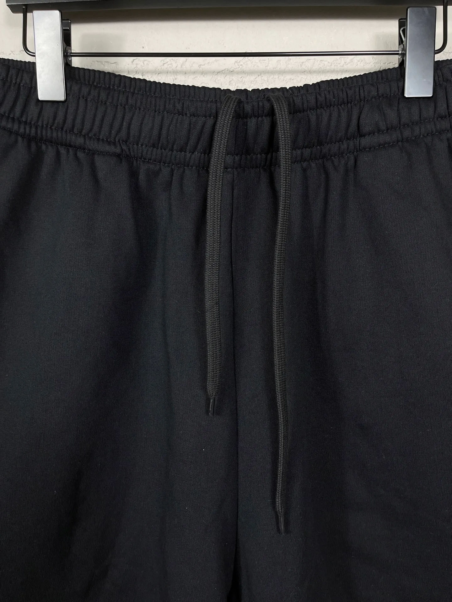 🅿️210 real photos [Top version. Official website quality] BALENCI*GA/Paris. 2025 new model. Paris' new basketball series LOGO embroidered shorts. Synchronized with brick cabinets. Developed authentic products at the first time, please print and compare! The fabric is made of Paris ZP custom-woven and dyed 100% cotton terry sweatshirt. The weight is 460 grams. The cloth surface is clean. The cloth pattern is clear and the hand feels soft and comfortable. The embroidery uses an imported Tajima embroidery machine. The letters are clear and the effect is three-dimensional. The version adopts a loose version. Same style for men and women. Code: BL257027 Color: black, white, purple Size: XS S M L