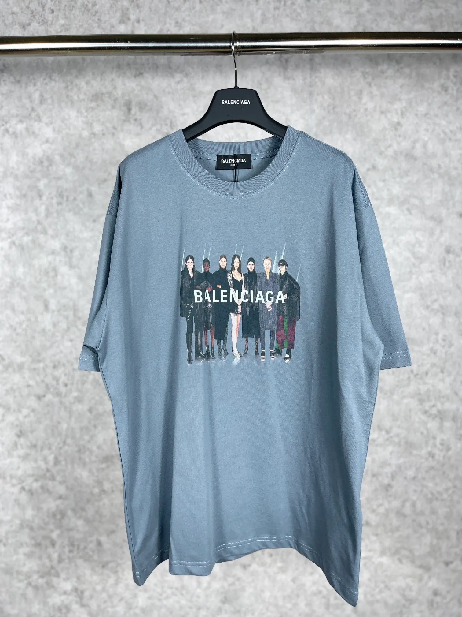 🅿️170 real photos [Top version. Official website quality] BALENC*GA/Paris. Classic model. 22SS#BALENCI*GA# Portrait band direct-injection printed short-sleeved T-shirt. Brick cabinet synchronization. The fabric is made of Paris ZP custom-woven and dyed 100% cotton double yarn compact cotton. The weight is 260 grams, the cloth surface is clean. The cloth pattern is clear, soft and comfortable. The threads are woven and dyed with no color difference. The classic pattern adopts Kornit direct-injection printing, which has no hand feel and a three-dimensional effect, restoring the brick cabinet. The version adopts the OS loose shoulder version. The same style for men and women. Code: BL223037 Color: black. White. Medium gray Size: XS S M L