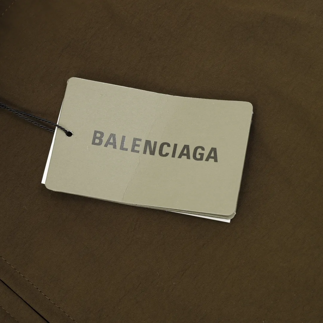 P🅿️620 Balenciaga/Balenciaga three-color double-ring printed stand-up collar jacket. It is made of custom-made matt Taslan professional fabrics, with three-proof coating process, Teflon anti-fouling treatment, anti-oil stains and easy to clean. Polyester high-density bird's-eye mesh lining, three-dimensional circulation breathable structure, quick moisture export, anti-static treatment, more comfortable to wear in autumn and winter, imported environmentally friendly glue screen printing, custom hardware zipper double puller LOGO, custom accessories three labels Size: XS-L