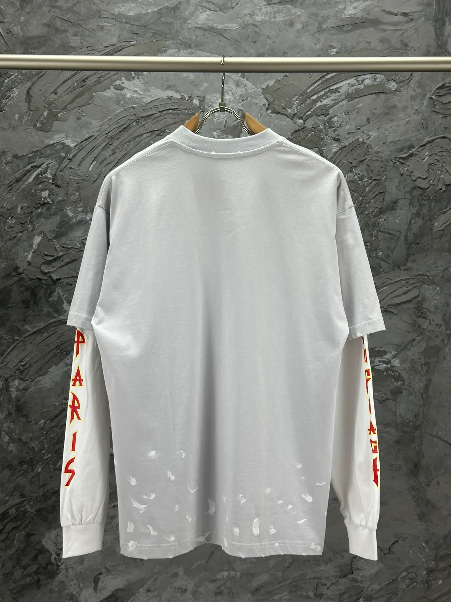 🅿️260 -BALENCI*GA Paris Lightning letter style long sleeves. The fabric is made of Paris custom-woven and dyed double-yarn pure cotton fabric. The weight is 280g. The thread is custom-woven and dyed without color difference. The front and back are cracked on the left and right sleeves. The hem is manually hand-painted. The cuffs are spliced. Two high-temperature shaping washes. os dropped shoulders are loose and the same style for men and women -Color: black white -SIZE: XS S M L Style number 8618#