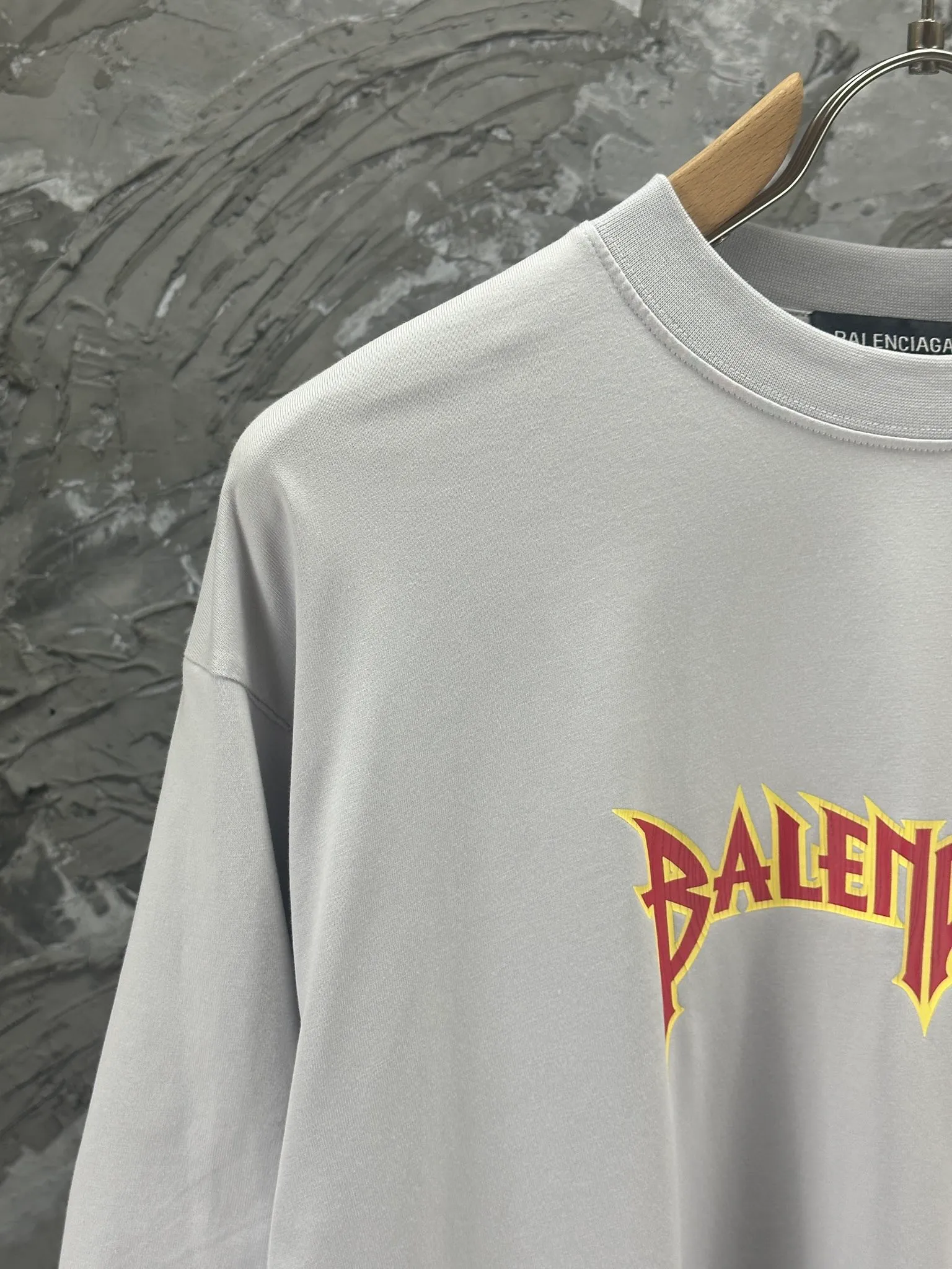 🅿️260 -BALENCI*GA Paris Lightning letter style long sleeves. The fabric is made of Paris custom-woven and dyed double-yarn pure cotton fabric. The weight is 280g. The thread is custom-woven and dyed without color difference. The front and back are cracked on the left and right sleeves. The hem is manually hand-painted. The cuffs are spliced. Two high-temperature shaping washes. os dropped shoulders are loose and the same style for men and women -Color: black white -SIZE: XS S M L Style number 8618#