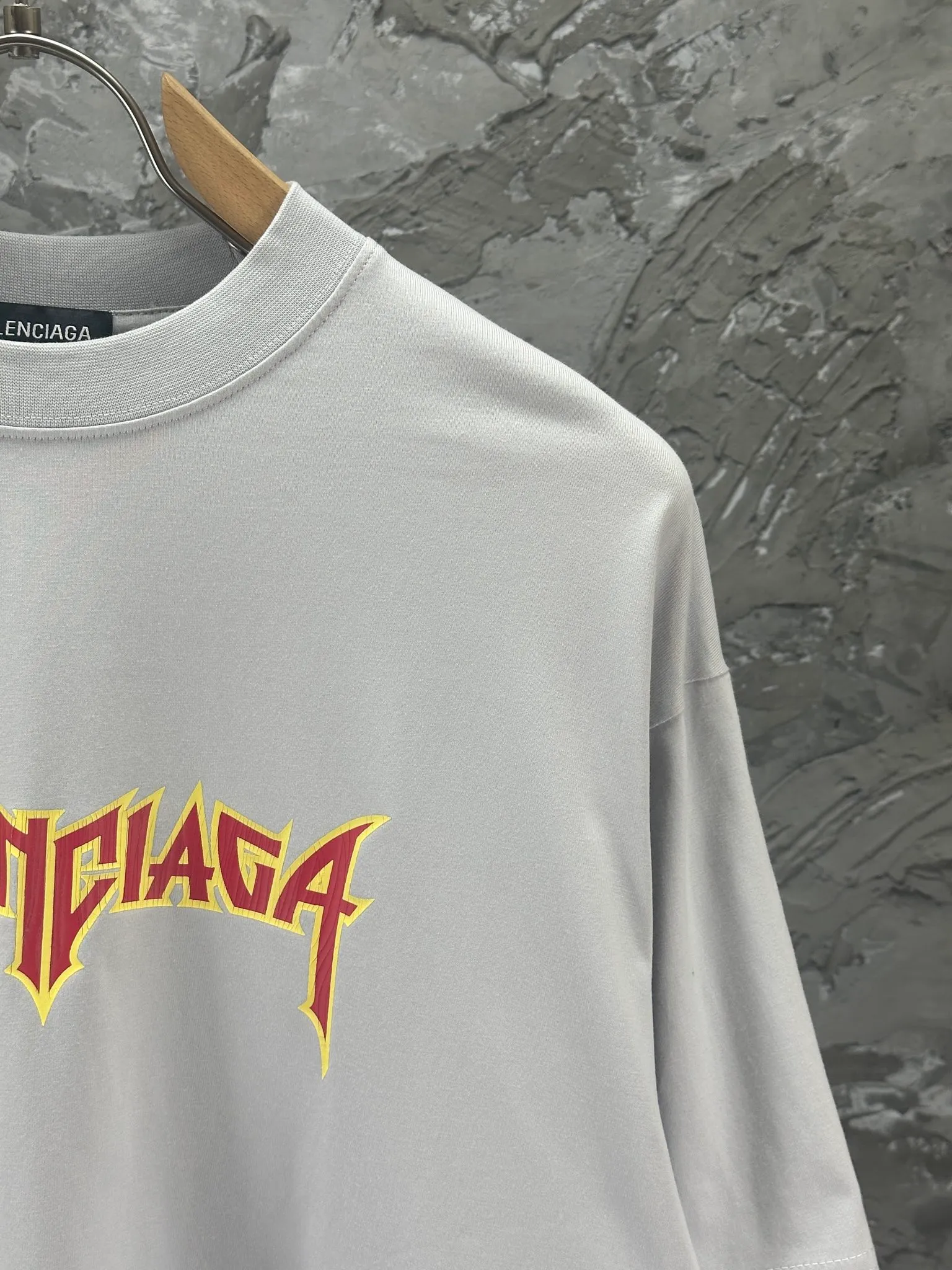 🅿️260 -BALENCI*GA Paris Lightning letter style long sleeves. The fabric is made of Paris custom-woven and dyed double-yarn pure cotton fabric. The weight is 280g. The thread is custom-woven and dyed without color difference. The front and back are cracked on the left and right sleeves. The hem is manually hand-painted. The cuffs are spliced. Two high-temperature shaping washes. os dropped shoulders are loose and the same style for men and women -Color: black white -SIZE: XS S M L Style number 8618#