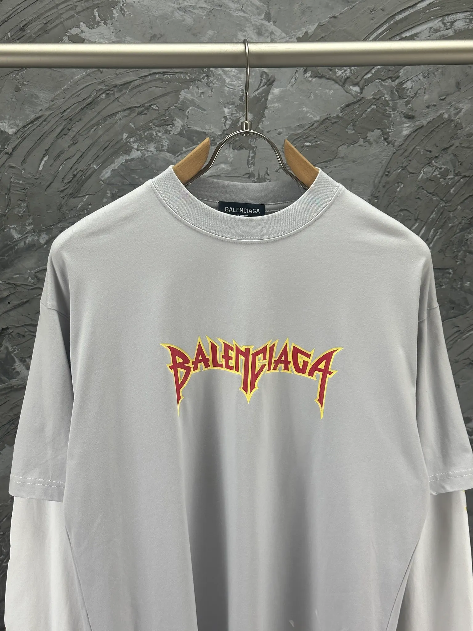 🅿️260 -BALENCI*GA Paris Lightning letter style long sleeves. The fabric is made of Paris custom-woven and dyed double-yarn pure cotton fabric. The weight is 280g. The thread is custom-woven and dyed without color difference. The front and back are cracked on the left and right sleeves. The hem is manually hand-painted. The cuffs are spliced. Two high-temperature shaping washes. os dropped shoulders are loose and the same style for men and women -Color: black white -SIZE: XS S M L Style number 8618#