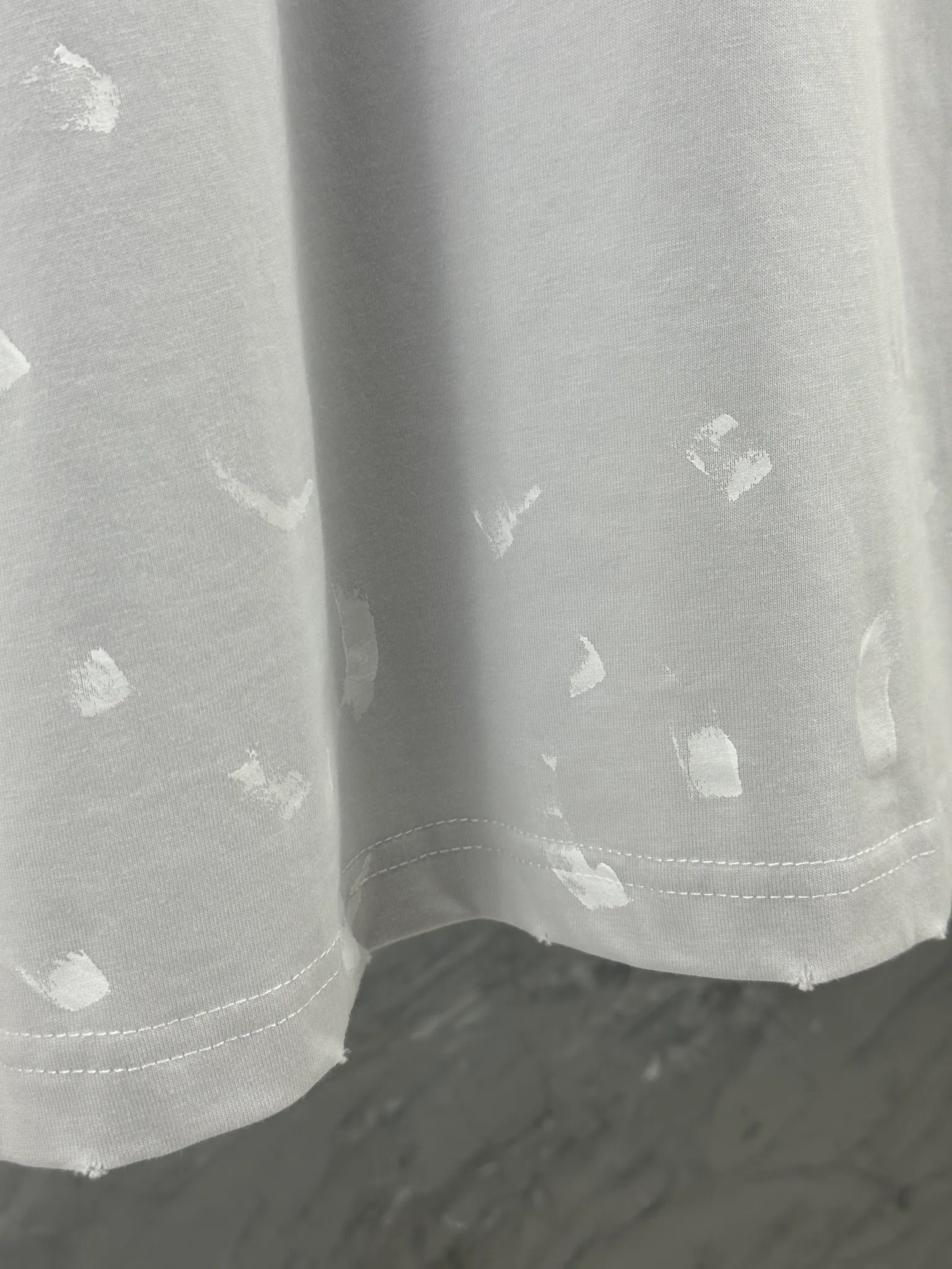 🅿️260 -BALENCI*GA Paris Lightning letter style long sleeves. The fabric is made of Paris custom-woven and dyed double-yarn pure cotton fabric. The weight is 280g. The thread is custom-woven and dyed without color difference. The front and back are cracked on the left and right sleeves. The hem is manually hand-painted. The cuffs are spliced. Two high-temperature shaping washes. os dropped shoulders are loose and the same style for men and women -Color: black white -SIZE: XS S M L Style number 8618#