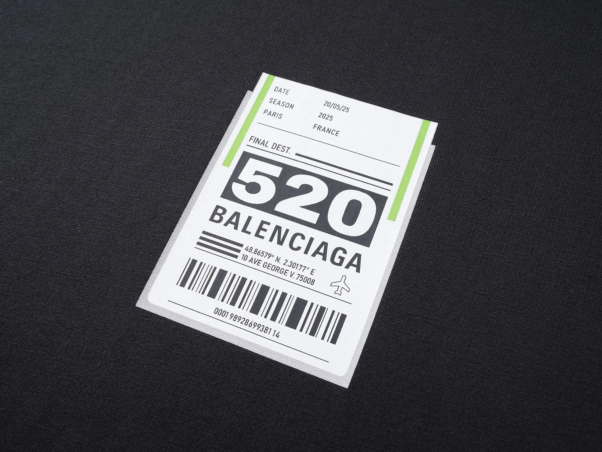 🅿️166 photos [Top version. Official website quality] BALENCI*GA/Paris. SS25 latest model, Paris.. Label 520 printed short-sleeved T-shirt. Brick cabinet synchronization. Genuine product developed at the first time, welcome to compare! The fabric is made of Paris ZP custom-woven and dyed cotton double yarn. Weighing 260 grams, the cloth surface is clean. The cloth pattern is clear, soft and comfortable. The threads are dyed with no color difference. The printing uses environmentally friendly imported rubber paddles. The letters are clear and the effect is three-dimensional. The version adopts OS loose shoulder design. Same style for men and women. Code: BL253690 Color: black, white Size: XS S M L