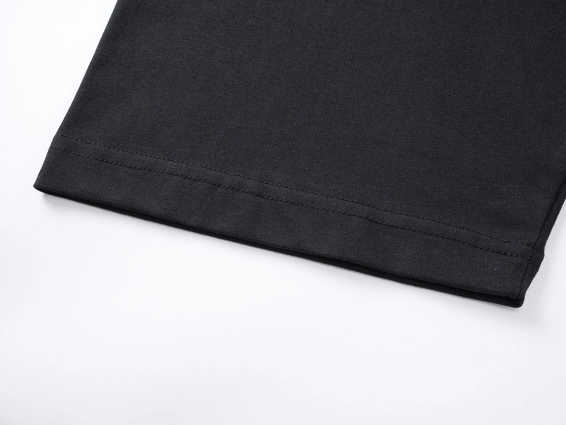 🅿️166 photos [Top version. Official website quality] BALENCI*GA/Paris. SS25 latest model, Paris.. Label 520 printed short-sleeved T-shirt. Brick cabinet synchronization. Genuine product developed at the first time, welcome to compare! The fabric is made of Paris ZP custom-woven and dyed cotton double yarn. Weighing 260 grams, the cloth surface is clean. The cloth pattern is clear, soft and comfortable. The threads are dyed with no color difference. The printing uses environmentally friendly imported rubber paddles. The letters are clear and the effect is three-dimensional. The version adopts OS loose shoulder design. Same style for men and women. Code: BL253690 Color: black, white Size: XS S M L