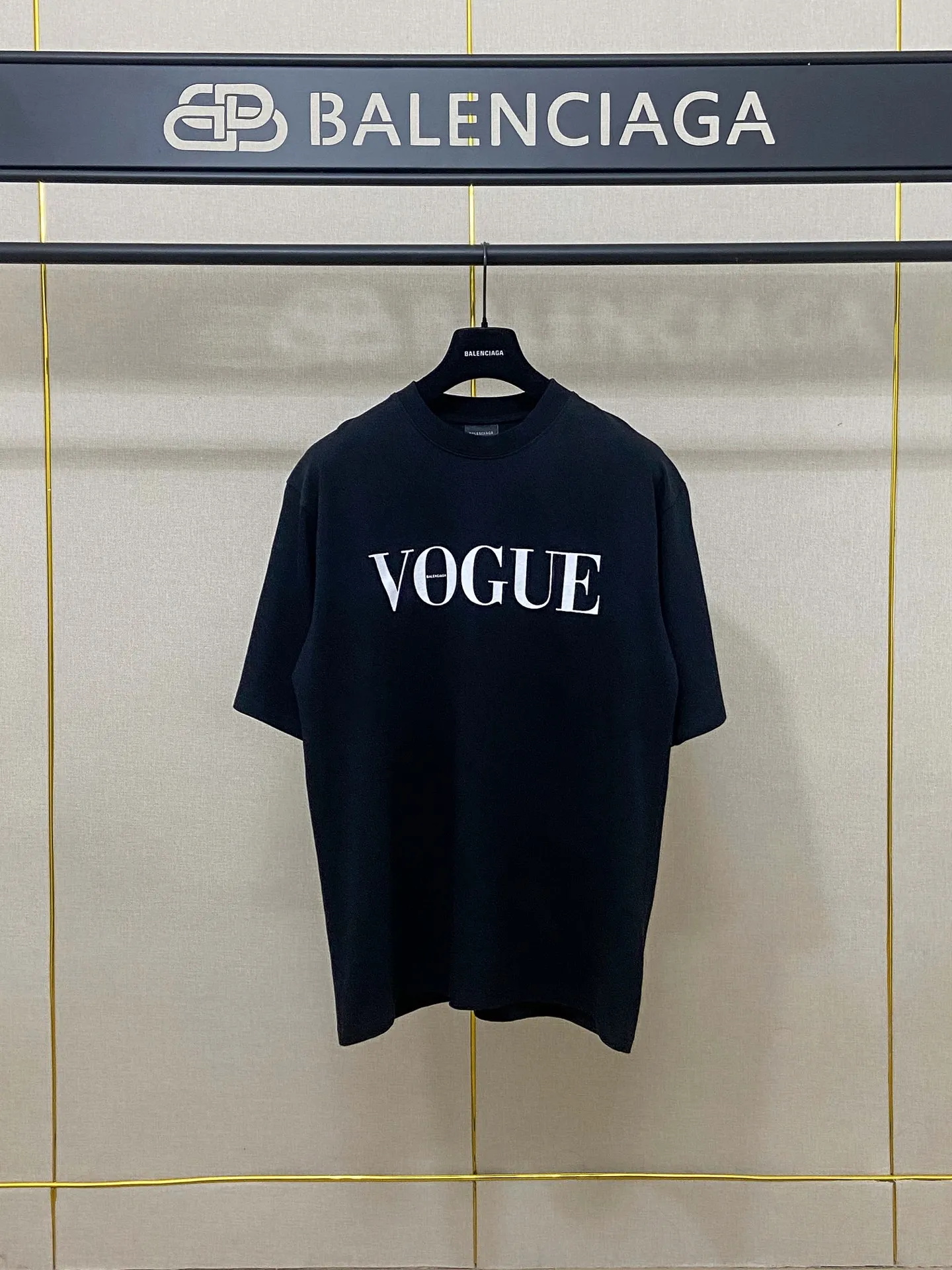 🅿️170 9175# Real photos Top version [[BALENCIA*GA] Official website quality Paris co-branded Balenciaga Vogue collaboration series short-sleeved T-shirt OS version Loose dropped shoulders Unisex style Fabric: 260g 100% cotton double yarn Technology: Front panel printing and back panel white ink direct spray Garment washing Shape fixation Color: Black Red Off-white Size: XS S M L
