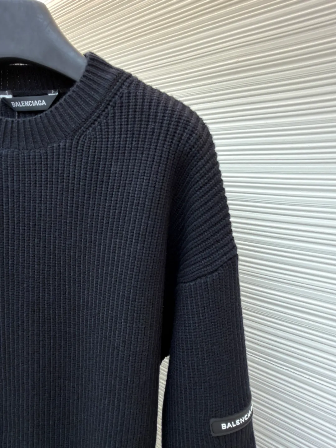 Balenciaga sleeve arm logo crew neck sweater ●Original version: Purchased and developed by 6514 ●Item number: 1681374-B00 ●Fabric: cotton fabric ●Technology: knitted ●Color: black ●Version: fitted version ●Weight: about 865 grams ●Size: S-M-L-XL ●Description: Using big brand yarn, the fabric composition is 90% cotton, 10% wool. The fabric pattern is stiff. The high cotton content can make the clothes droop and restore the original effect. The 10% wool content can fully tighten the fabric density and make the clothes achieve a certain degree of warmth. The leather label is made of natural silicone material. The original white fonts in the label are molded and customized, and the size is consistent with the original. The overall wiring is straight and delicate, the fabric is comfortable and soft, and the color is consistent without color difference. It can be matched with the same style to create a fashionable look and control various occasions. Customized accessories, complete with three standards, same style for men and women!
