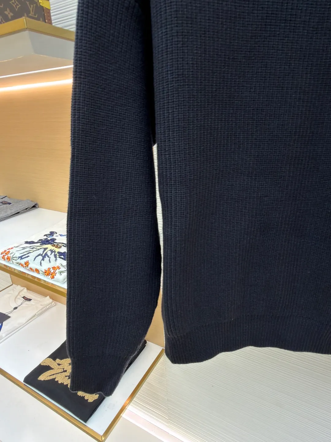 Balenciaga sleeve arm logo crew neck sweater ●Original version: Purchased and developed by 6514 ●Item number: 1681374-B00 ●Fabric: cotton fabric ●Technology: knitted ●Color: black ●Version: fitted version ●Weight: about 865 grams ●Size: S-M-L-XL ●Description: Using big brand yarn, the fabric composition is 90% cotton, 10% wool. The fabric pattern is stiff. The high cotton content can make the clothes droop and restore the original effect. The 10% wool content can fully tighten the fabric density and make the clothes achieve a certain degree of warmth. The leather label is made of natural silicone material. The original white fonts in the label are molded and customized, and the size is consistent with the original. The overall wiring is straight and delicate, the fabric is comfortable and soft, and the color is consistent without color difference. It can be matched with the same style to create a fashionable look and control various occasions. Customized accessories, complete with three standards, same style for men and women!