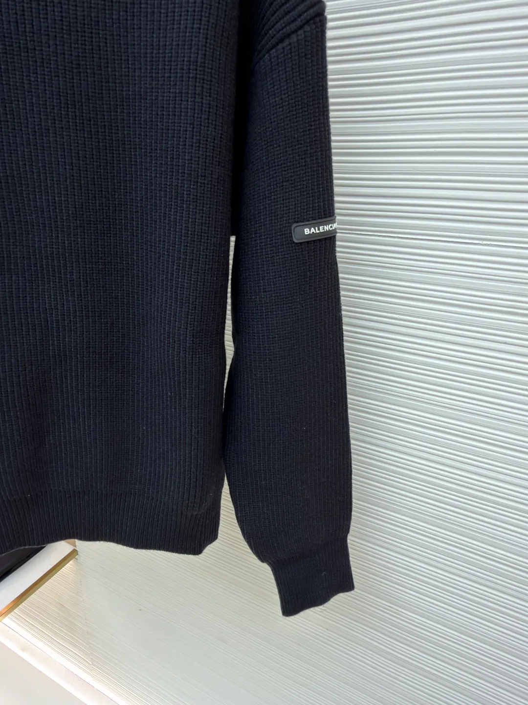 Balenciaga sleeve arm logo crew neck sweater ●Original version: Purchased and developed by 6514 ●Item number: 1681374-B00 ●Fabric: cotton fabric ●Technology: knitted ●Color: black ●Version: fitted version ●Weight: about 865 grams ●Size: S-M-L-XL ●Description: Using big brand yarn, the fabric composition is 90% cotton, 10% wool. The fabric pattern is stiff. The high cotton content can make the clothes droop and restore the original effect. The 10% wool content can fully tighten the fabric density and make the clothes achieve a certain degree of warmth. The leather label is made of natural silicone material. The original white fonts in the label are molded and customized, and the size is consistent with the original. The overall wiring is straight and delicate, the fabric is comfortable and soft, and the color is consistent without color difference. It can be matched with the same style to create a fashionable look and control various occasions. Customized accessories, complete with three standards, same style for men and women!