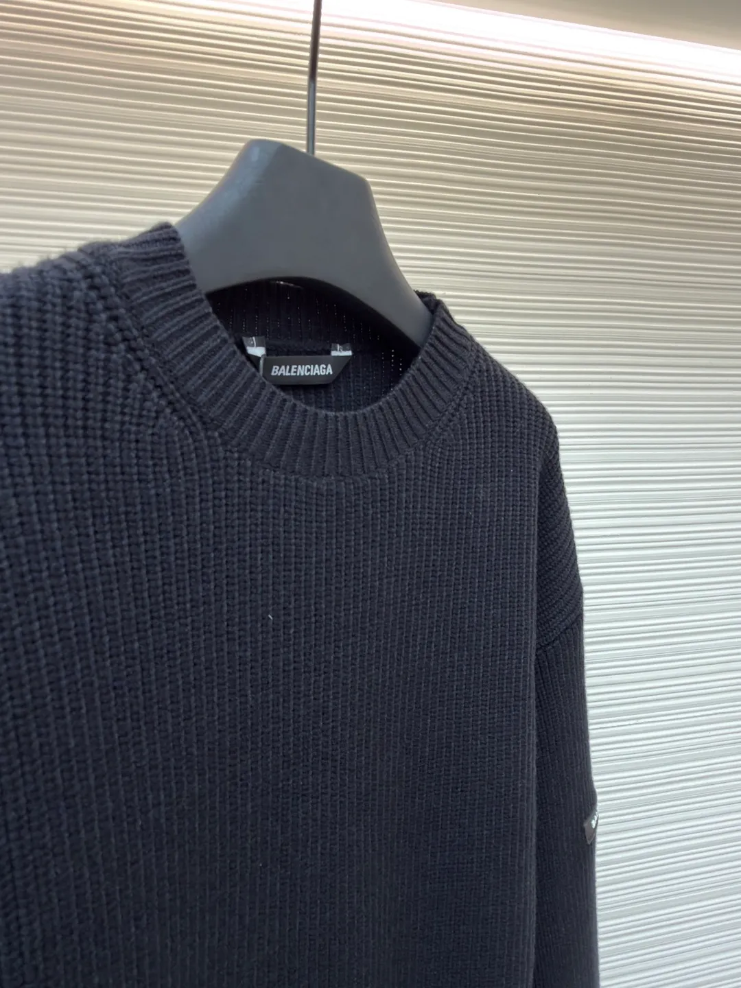 Balenciaga sleeve arm logo crew neck sweater ●Original version: Purchased and developed by 6514 ●Item number: 1681374-B00 ●Fabric: cotton fabric ●Technology: knitted ●Color: black ●Version: fitted version ●Weight: about 865 grams ●Size: S-M-L-XL ●Description: Using big brand yarn, the fabric composition is 90% cotton, 10% wool. The fabric pattern is stiff. The high cotton content can make the clothes droop and restore the original effect. The 10% wool content can fully tighten the fabric density and make the clothes achieve a certain degree of warmth. The leather label is made of natural silicone material. The original white fonts in the label are molded and customized, and the size is consistent with the original. The overall wiring is straight and delicate, the fabric is comfortable and soft, and the color is consistent without color difference. It can be matched with the same style to create a fashionable look and control various occasions. Customized accessories, complete with three standards, same style for men and women!