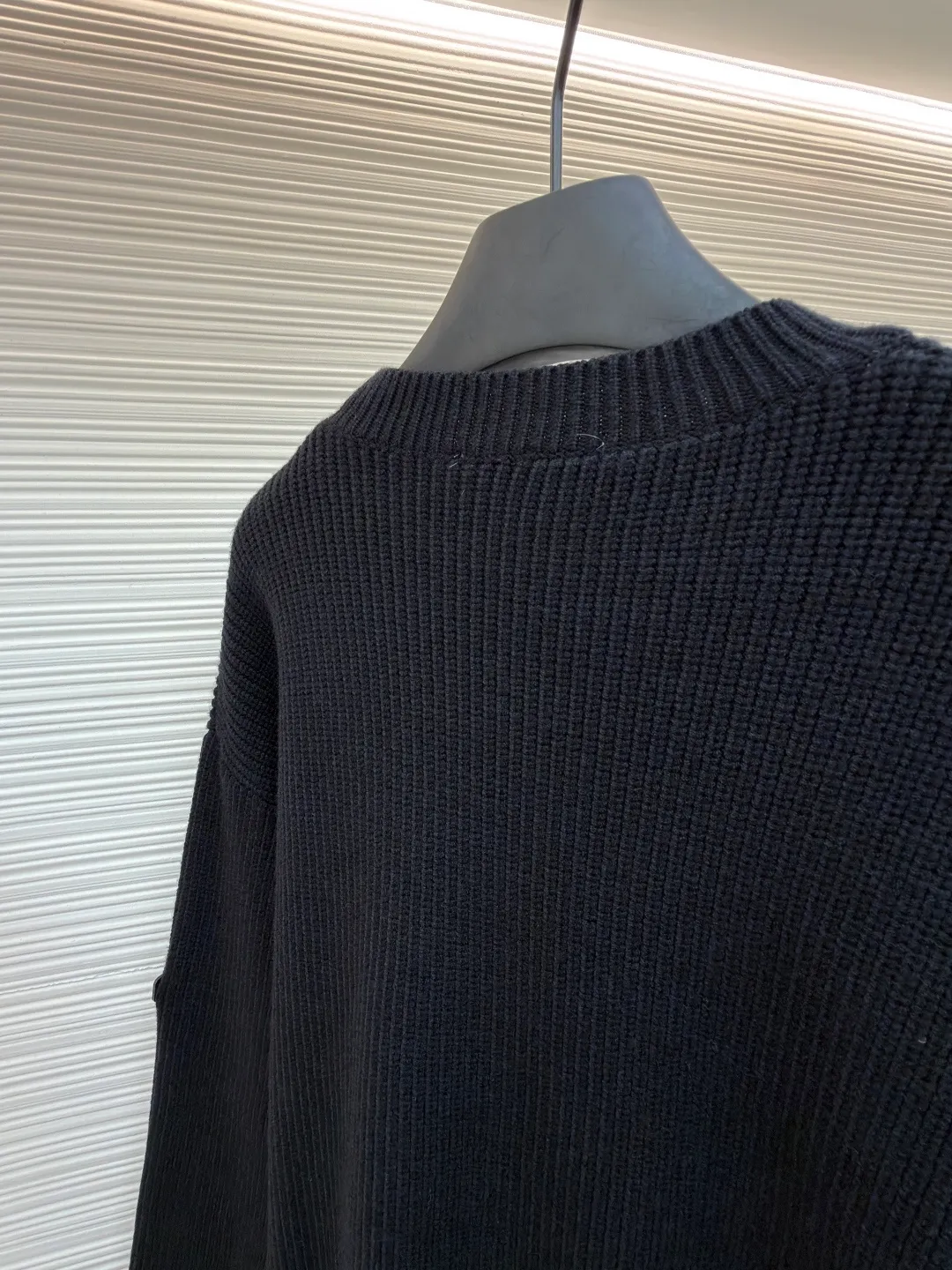 Balenciaga sleeve arm logo crew neck sweater ●Original version: Purchased and developed by 6514 ●Item number: 1681374-B00 ●Fabric: cotton fabric ●Technology: knitted ●Color: black ●Version: fitted version ●Weight: about 865 grams ●Size: S-M-L-XL ●Description: Using big brand yarn, the fabric composition is 90% cotton, 10% wool. The fabric pattern is stiff. The high cotton content can make the clothes droop and restore the original effect. The 10% wool content can fully tighten the fabric density and make the clothes achieve a certain degree of warmth. The leather label is made of natural silicone material. The original white fonts in the label are molded and customized, and the size is consistent with the original. The overall wiring is straight and delicate, the fabric is comfortable and soft, and the color is consistent without color difference. It can be matched with the same style to create a fashionable look and control various occasions. Customized accessories, complete with three standards, same style for men and women!