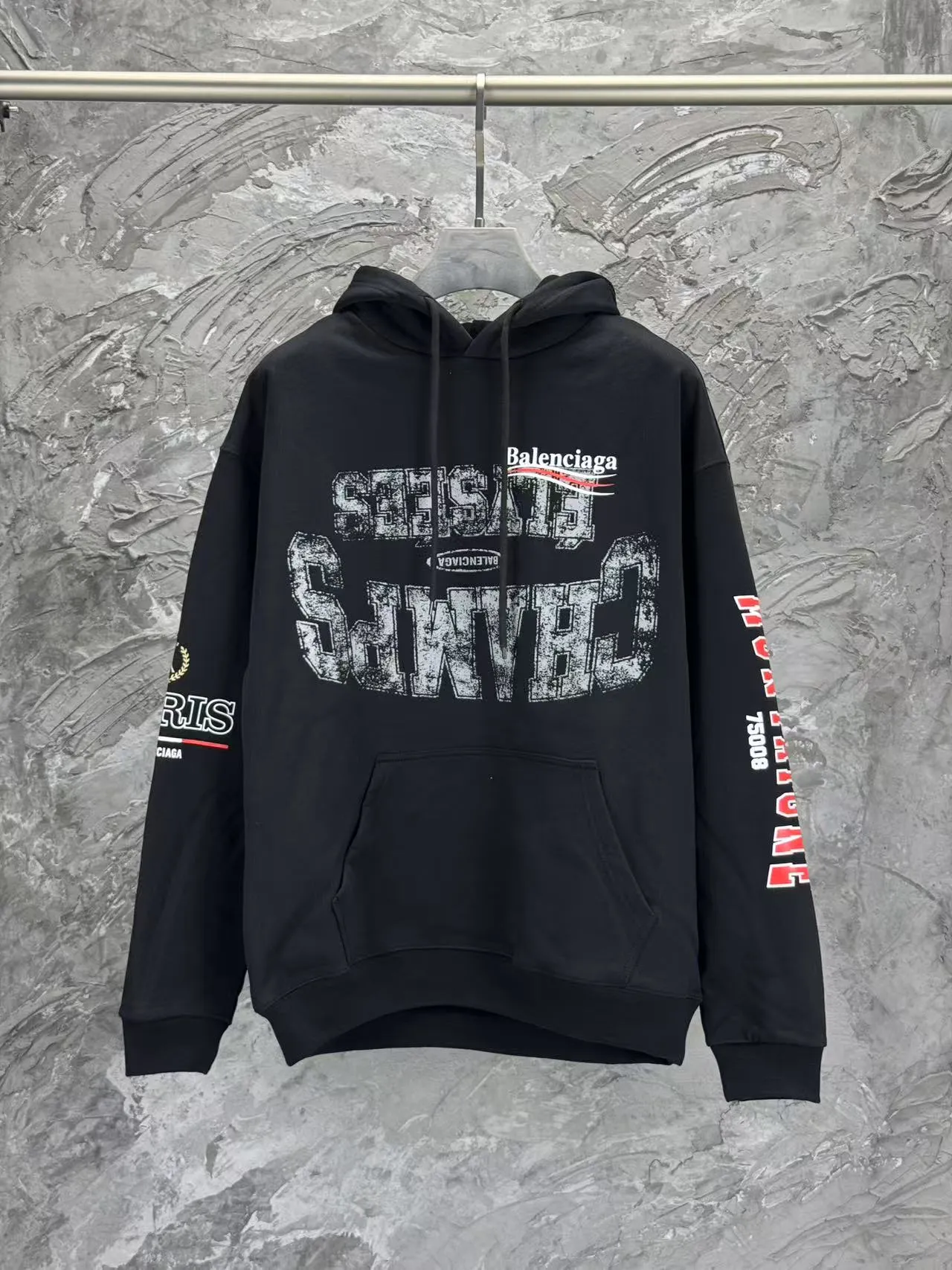 🅿️360 - BALENCI*GA Paris' latest Balenciaxx art multi-branded hooded long-sleeved sweatshirt. The front printing uses imported environmentally friendly offset printing. The effect is three-dimensional. Exclusively woven and dyed 460g fabric. Threads are dyed in the same vat with zero color difference. Brick cabinet synchronization. Welcome to compare. Same style for men and women -Color: black white -SIZE: Xs S M L Style No. 8957#