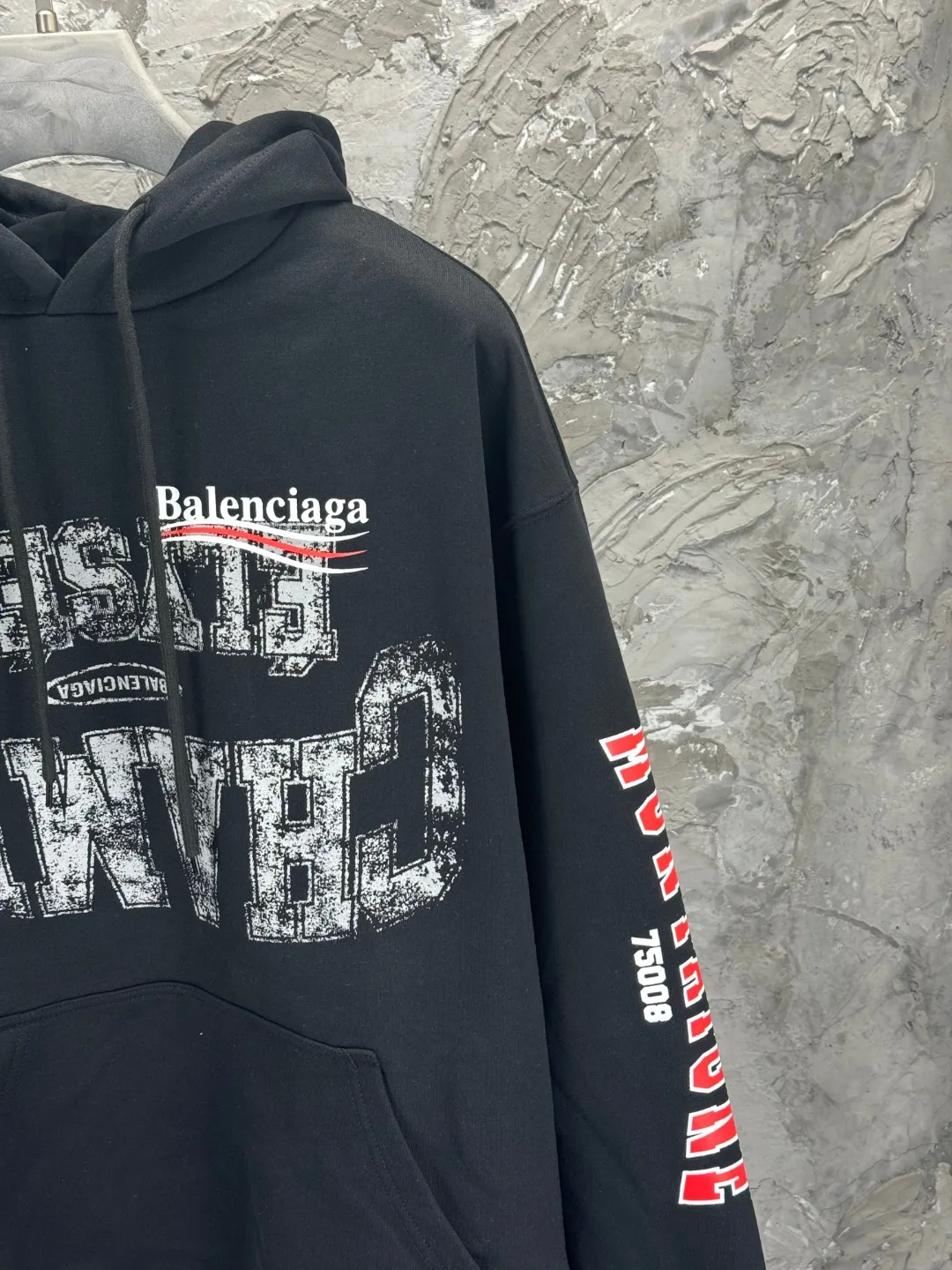 🅿️360 - BALENCI*GA Paris' latest Balenciaxx art multi-branded hooded long-sleeved sweatshirt. The front printing uses imported environmentally friendly offset printing. The effect is three-dimensional. Exclusively woven and dyed 460g fabric. Threads are dyed in the same vat with zero color difference. Brick cabinet synchronization. Welcome to compare. Same style for men and women -Color: black white -SIZE: Xs S M L Style No. 8957#