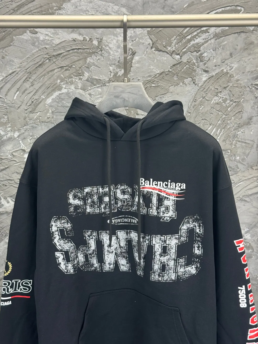 🅿️360 - BALENCI*GA Paris' latest Balenciaxx art multi-branded hooded long-sleeved sweatshirt. The front printing uses imported environmentally friendly offset printing. The effect is three-dimensional. Exclusively woven and dyed 460g fabric. Threads are dyed in the same vat with zero color difference. Brick cabinet synchronization. Welcome to compare. Same style for men and women -Color: black white -SIZE: Xs S M L Style No. 8957#