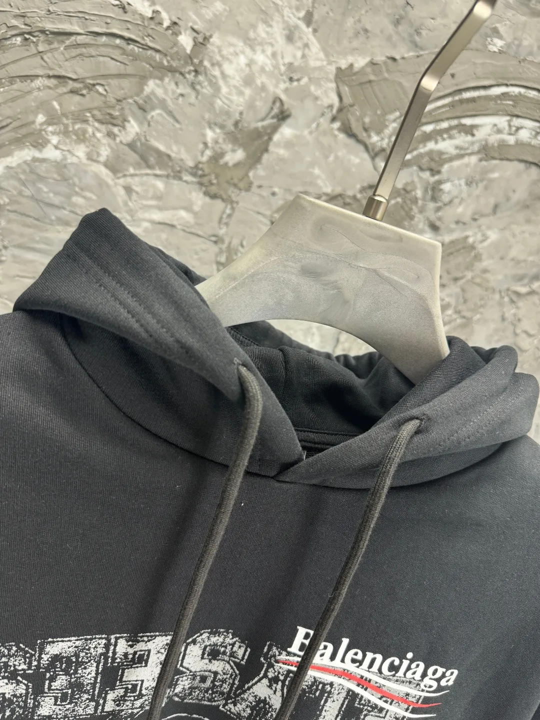 🅿️360 - BALENCI*GA Paris' latest Balenciaxx art multi-branded hooded long-sleeved sweatshirt. The front printing uses imported environmentally friendly offset printing. The effect is three-dimensional. Exclusively woven and dyed 460g fabric. Threads are dyed in the same vat with zero color difference. Brick cabinet synchronization. Welcome to compare. Same style for men and women -Color: black white -SIZE: Xs S M L Style No. 8957#