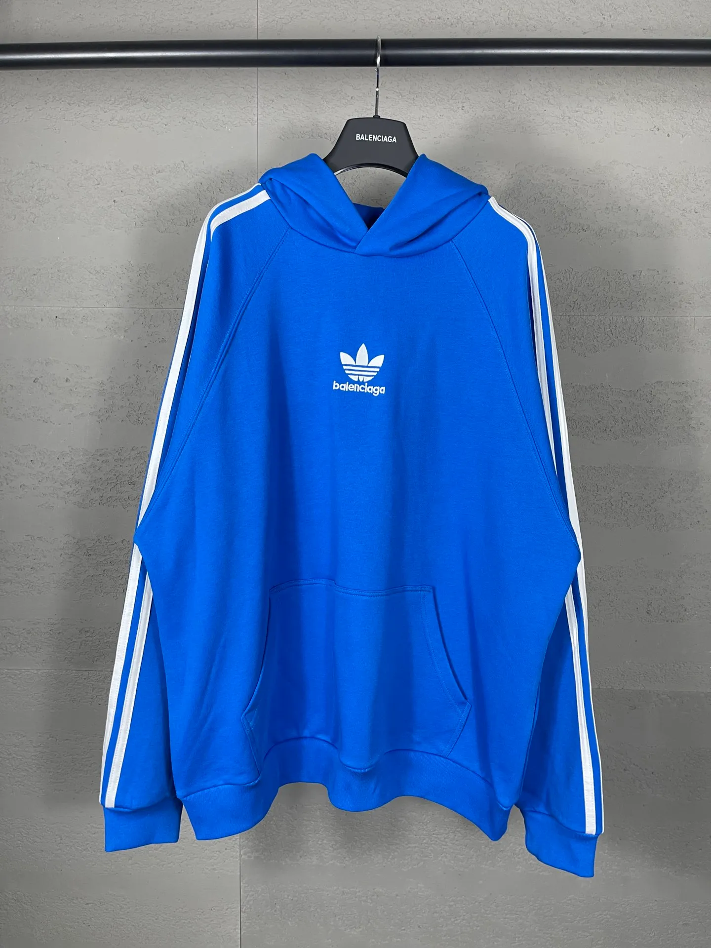 🅿️320 real photos [Top version. Official website quality] BALENCI*GA/Paris co-branded Adidas Adidas clover three-stripe LOGO embroidered short-sleeved T-shirt# The fabric is made of Paris ZP custom-woven and dyed cotton sweatshirt. Weighing 450 grams, the cloth surface is clean. The cloth pattern is clear, soft and comfortable. The threads are dyed with no color difference. The classic pattern embroidery uses imported embroidery, and the letters are clear, three-dimensional and without rough edges. Jubie market produces pictures based on pictures. Welcome to compare. The version adopts OS loose shoulder design. Same style for men and women. Code: BL238021 Color: black, blue, size: XS S M L