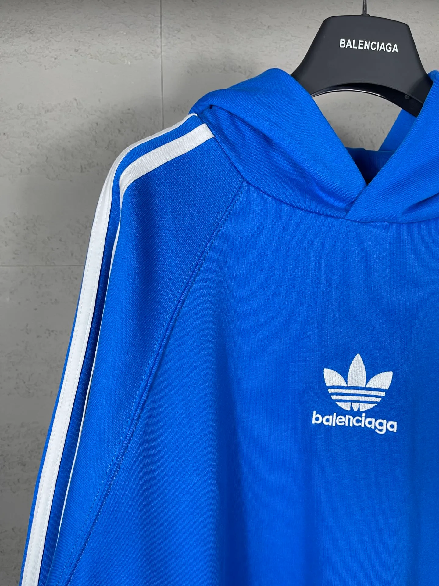 🅿️320 real photos [Top version. Official website quality] BALENCI*GA/Paris co-branded Adidas Adidas clover three-stripe LOGO embroidered short-sleeved T-shirt# The fabric is made of Paris ZP custom-woven and dyed cotton sweatshirt. Weighing 450 grams, the cloth surface is clean. The cloth pattern is clear, soft and comfortable. The threads are dyed with no color difference. The classic pattern embroidery uses imported embroidery, and the letters are clear, three-dimensional and without rough edges. Jubie market produces pictures based on pictures. Welcome to compare. The version adopts OS loose shoulder design. Same style for men and women. Code: BL238021 Color: black, blue, size: XS S M L