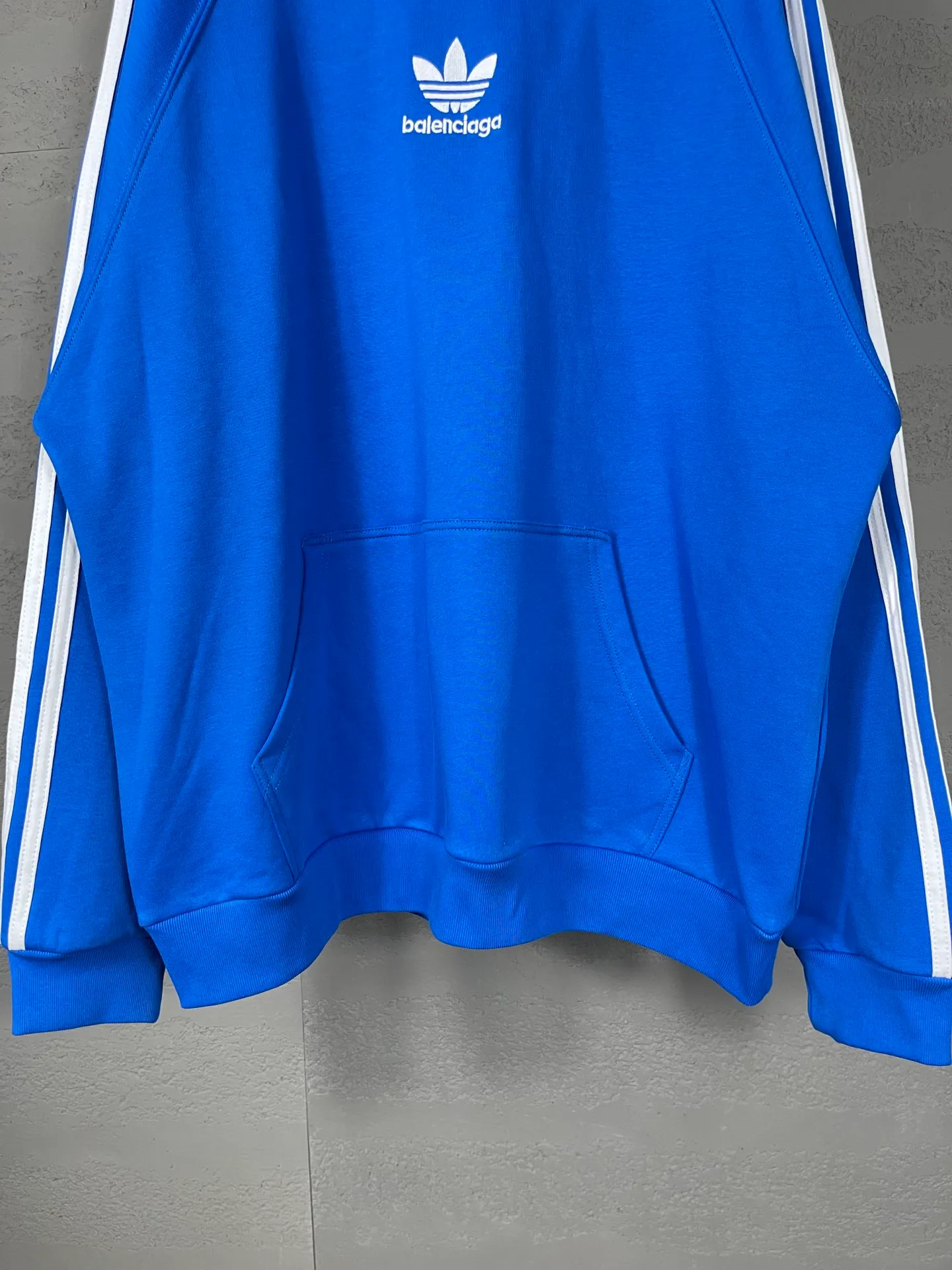 🅿️320 real photos [Top version. Official website quality] BALENCI*GA/Paris co-branded Adidas Adidas clover three-stripe LOGO embroidered short-sleeved T-shirt# The fabric is made of Paris ZP custom-woven and dyed cotton sweatshirt. Weighing 450 grams, the cloth surface is clean. The cloth pattern is clear, soft and comfortable. The threads are dyed with no color difference. The classic pattern embroidery uses imported embroidery, and the letters are clear, three-dimensional and without rough edges. Jubie market produces pictures based on pictures. Welcome to compare. The version adopts OS loose shoulder design. Same style for men and women. Code: BL238021 Color: black, blue, size: XS S M L