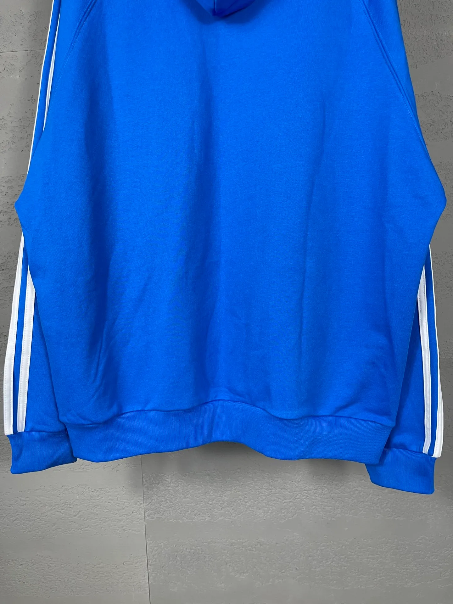 🅿️320 real photos [Top version. Official website quality] BALENCI*GA/Paris co-branded Adidas Adidas clover three-stripe LOGO embroidered short-sleeved T-shirt# The fabric is made of Paris ZP custom-woven and dyed cotton sweatshirt. Weighing 450 grams, the cloth surface is clean. The cloth pattern is clear, soft and comfortable. The threads are dyed with no color difference. The classic pattern embroidery uses imported embroidery, and the letters are clear, three-dimensional and without rough edges. Jubie market produces pictures based on pictures. Welcome to compare. The version adopts OS loose shoulder design. Same style for men and women. Code: BL238021 Color: black, blue, size: XS S M L