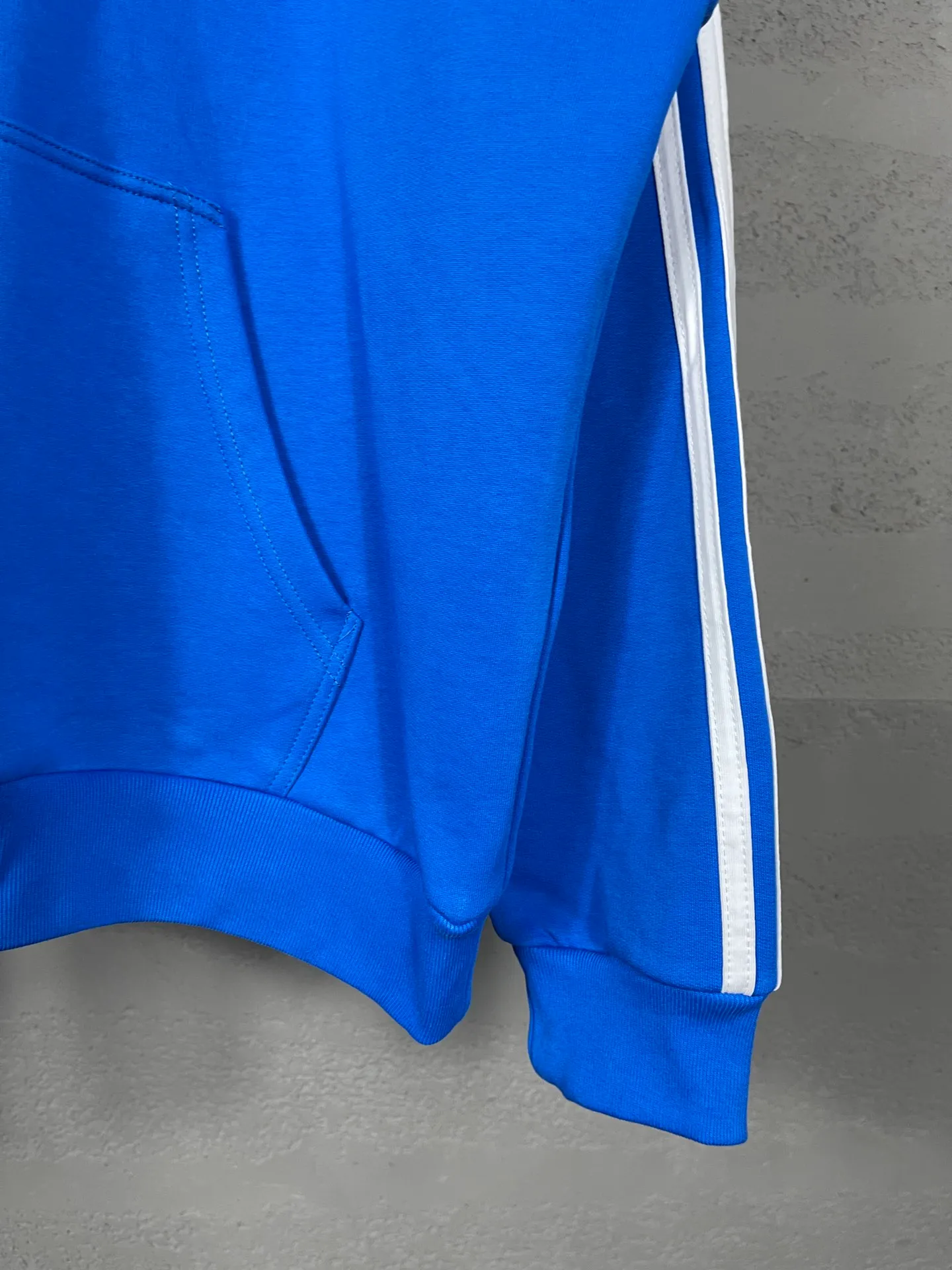🅿️320 real photos [Top version. Official website quality] BALENCI*GA/Paris co-branded Adidas Adidas clover three-stripe LOGO embroidered short-sleeved T-shirt# The fabric is made of Paris ZP custom-woven and dyed cotton sweatshirt. Weighing 450 grams, the cloth surface is clean. The cloth pattern is clear, soft and comfortable. The threads are dyed with no color difference. The classic pattern embroidery uses imported embroidery, and the letters are clear, three-dimensional and without rough edges. Jubie market produces pictures based on pictures. Welcome to compare. The version adopts OS loose shoulder design. Same style for men and women. Code: BL238021 Color: black, blue, size: XS S M L