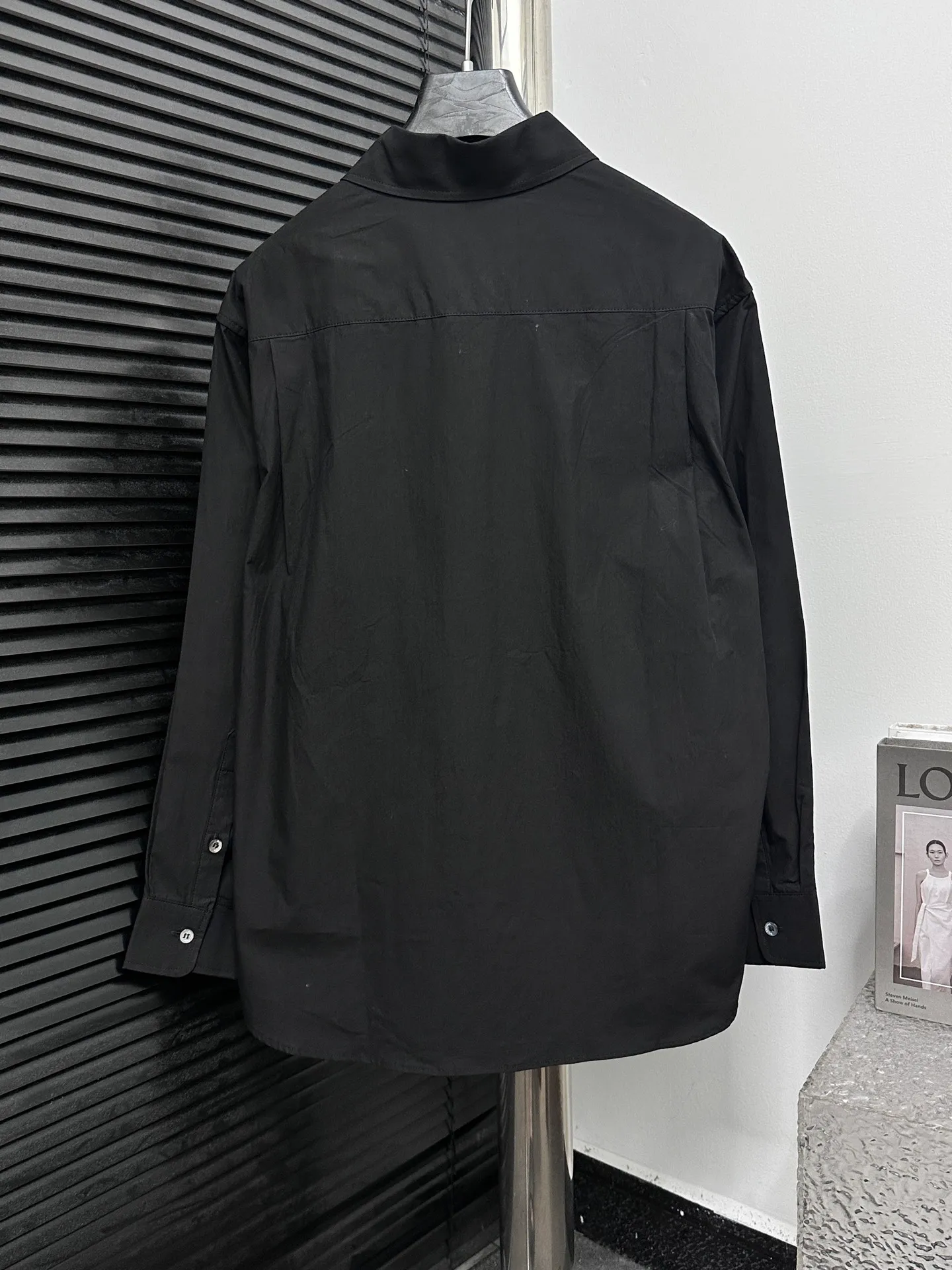 🅿️300 [Balenciaga] Paris embroidered small letter shirt jacket. Customized classic double-sided thick long-staple cotton Paris shirt material. The different textures on both sides are consistent with the original version. The texture is visible to the naked eye. The upper body is three-dimensional and stylish. It is close-fitting, comfortable and soft. Specially supplied to export assembly line shirt factories. First-line brand quality. Same style for men and women! Size: 36 38 40 42