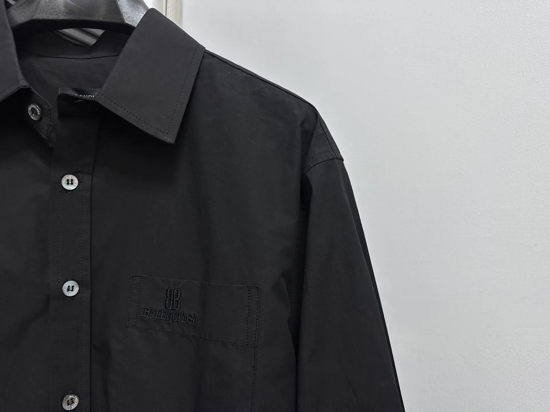 🅿️300 [Balenciaga] Paris embroidered small letter shirt jacket. Customized classic double-sided thick long-staple cotton Paris shirt material. The different textures on both sides are consistent with the original version. The texture is visible to the naked eye. The upper body is three-dimensional and stylish. It is close-fitting, comfortable and soft. Specially supplied to export assembly line shirt factories. First-line brand quality. Same style for men and women! Size: 36 38 40 42