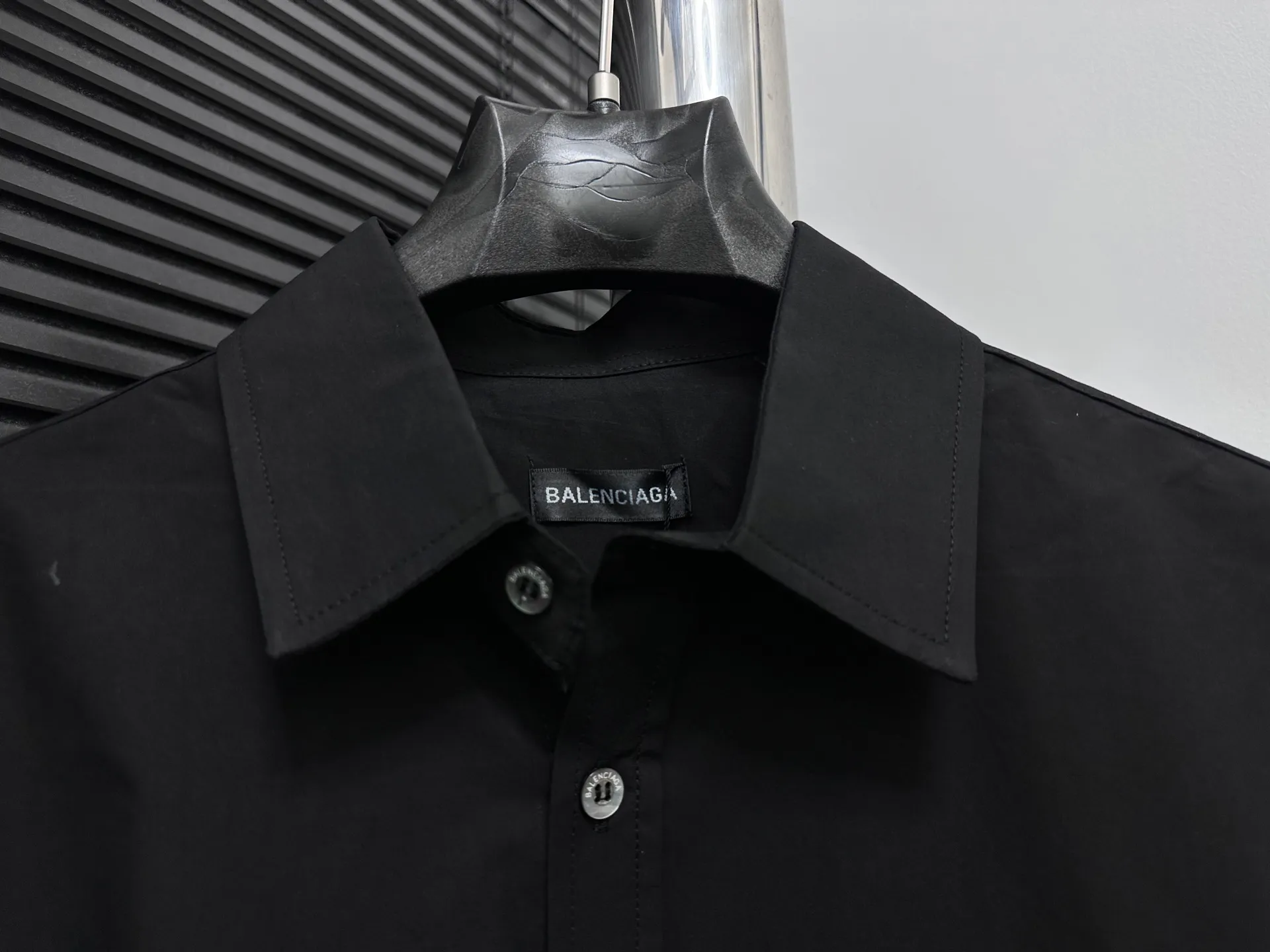 🅿️300 [Balenciaga] Paris embroidered small letter shirt jacket. Customized classic double-sided thick long-staple cotton Paris shirt material. The different textures on both sides are consistent with the original version. The texture is visible to the naked eye. The upper body is three-dimensional and stylish. It is close-fitting, comfortable and soft. Specially supplied to export assembly line shirt factories. First-line brand quality. Same style for men and women! Size: 36 38 40 42