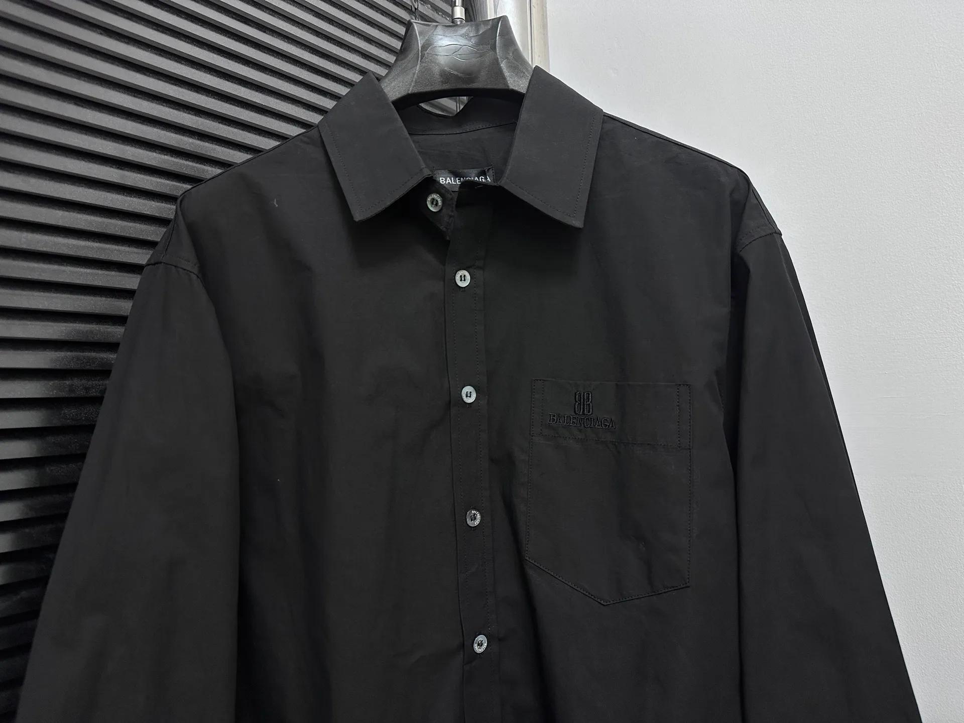 🅿️300 [Balenciaga] Paris embroidered small letter shirt jacket. Customized classic double-sided thick long-staple cotton Paris shirt material. The different textures on both sides are consistent with the original version. The texture is visible to the naked eye. The upper body is three-dimensional and stylish. It is close-fitting, comfortable and soft. Specially supplied to export assembly line shirt factories. First-line brand quality. Same style for men and women! Size: 36 38 40 42