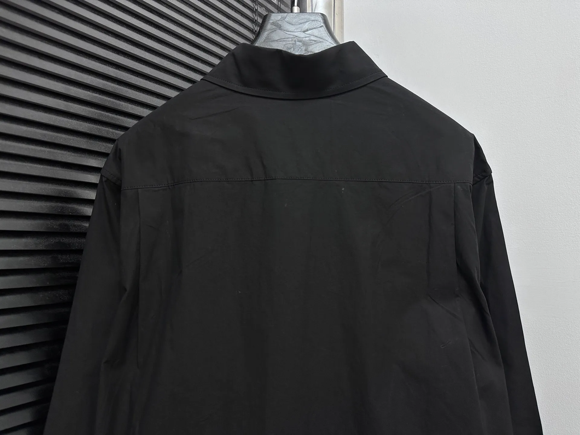 🅿️300 [Balenciaga] Paris embroidered small letter shirt jacket. Customized classic double-sided thick long-staple cotton Paris shirt material. The different textures on both sides are consistent with the original version. The texture is visible to the naked eye. The upper body is three-dimensional and stylish. It is close-fitting, comfortable and soft. Specially supplied to export assembly line shirt factories. First-line brand quality. Same style for men and women! Size: 36 38 40 42
