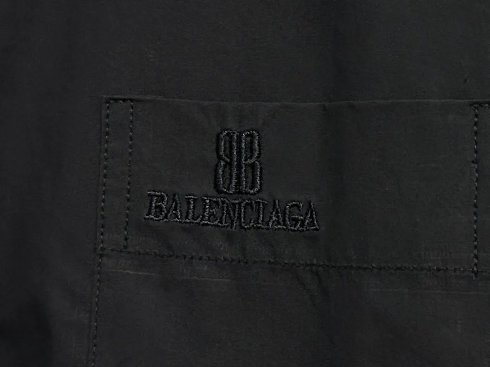 🅿️300 [Balenciaga] Paris embroidered small letter shirt jacket. Customized classic double-sided thick long-staple cotton Paris shirt material. The different textures on both sides are consistent with the original version. The texture is visible to the naked eye. The upper body is three-dimensional and stylish. It is close-fitting, comfortable and soft. Specially supplied to export assembly line shirt factories. First-line brand quality. Same style for men and women! Size: 36 38 40 42
