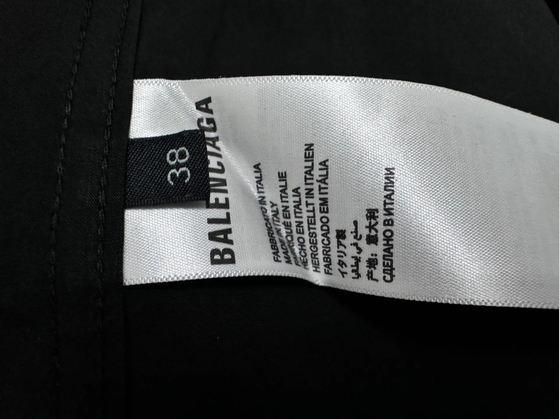 🅿️300 [Balenciaga] Paris embroidered small letter shirt jacket. Customized classic double-sided thick long-staple cotton Paris shirt material. The different textures on both sides are consistent with the original version. The texture is visible to the naked eye. The upper body is three-dimensional and stylish. It is close-fitting, comfortable and soft. Specially supplied to export assembly line shirt factories. First-line brand quality. Same style for men and women! Size: 36 38 40 42