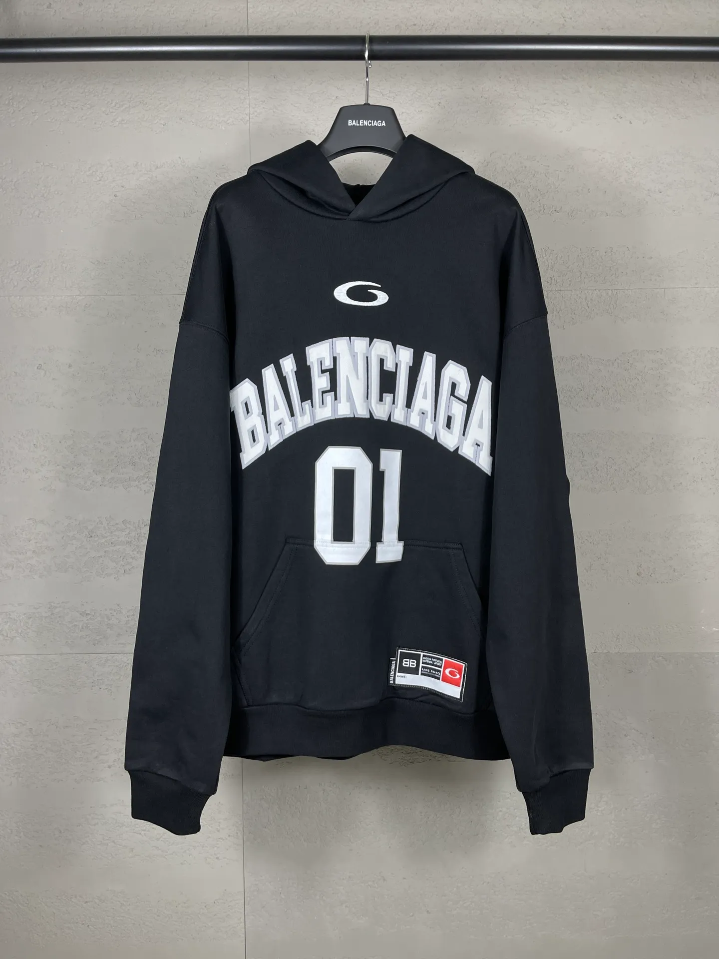 🅿️350 Actual pictures [Top version. Official website quality] BALENCI*GA/Paris.SS25 latest basketball uniform embroidered printed hooded long-sleeved sweatshirt. The front embroidery is embroidered and printed using a Tajima computer embroidery machine, the lower left corner is stamped, and the back piece is printed. The brick cabinets are synchronized. The authentic product is developed at the first time. The fabric is made of Paris ZP custom-woven and dyed cotton sweatshirt. Weighing 460 grams, the cloth surface is clean. The cloth pattern is clear, soft and comfortable. The threads are dyed with no color difference. The printing uses environmentally friendly imported materials, the letters are clear and the effect is three-dimensional. The version adopts OS loose shoulder design. Same style for men and women. Code: BL258959 Color: black, purple, colorful blue, green Size: XS S M L