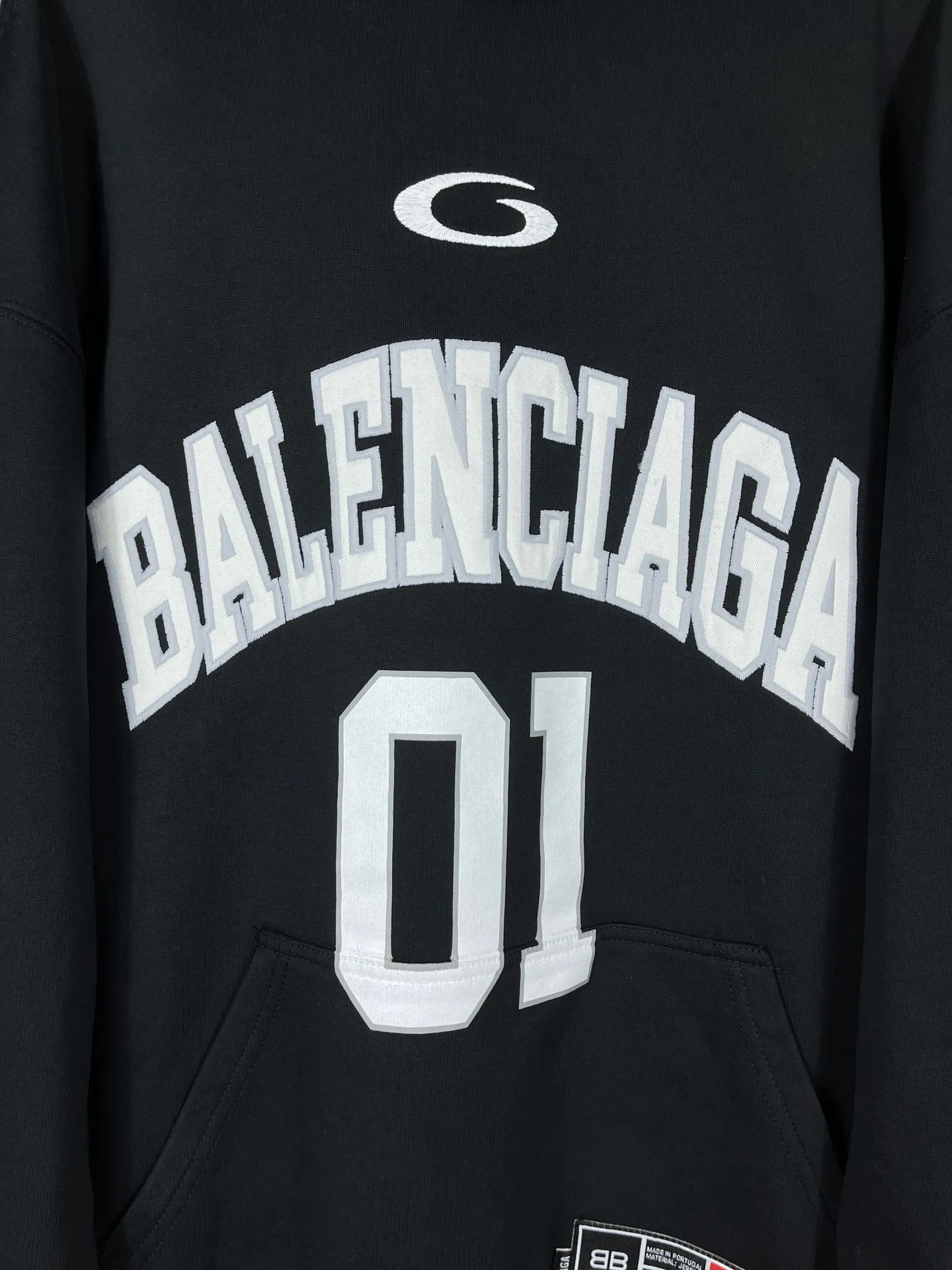 🅿️350 Actual pictures [Top version. Official website quality] BALENCI*GA/Paris.SS25 latest basketball uniform embroidered printed hooded long-sleeved sweatshirt. The front embroidery is embroidered and printed using a Tajima computer embroidery machine, the lower left corner is stamped, and the back piece is printed. The brick cabinets are synchronized. The authentic product is developed at the first time. The fabric is made of Paris ZP custom-woven and dyed cotton sweatshirt. Weighing 460 grams, the cloth surface is clean. The cloth pattern is clear, soft and comfortable. The threads are dyed with no color difference. The printing uses environmentally friendly imported materials, the letters are clear and the effect is three-dimensional. The version adopts OS loose shoulder design. Same style for men and women. Code: BL258959 Color: black, purple, colorful blue, green Size: XS S M L