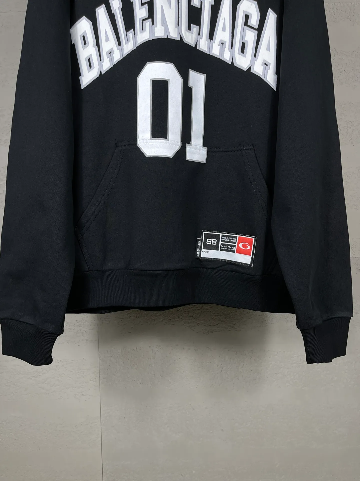 🅿️350 Actual pictures [Top version. Official website quality] BALENCI*GA/Paris.SS25 latest basketball uniform embroidered printed hooded long-sleeved sweatshirt. The front embroidery is embroidered and printed using a Tajima computer embroidery machine, the lower left corner is stamped, and the back piece is printed. The brick cabinets are synchronized. The authentic product is developed at the first time. The fabric is made of Paris ZP custom-woven and dyed cotton sweatshirt. Weighing 460 grams, the cloth surface is clean. The cloth pattern is clear, soft and comfortable. The threads are dyed with no color difference. The printing uses environmentally friendly imported materials, the letters are clear and the effect is three-dimensional. The version adopts OS loose shoulder design. Same style for men and women. Code: BL258959 Color: black, purple, colorful blue, green Size: XS S M L